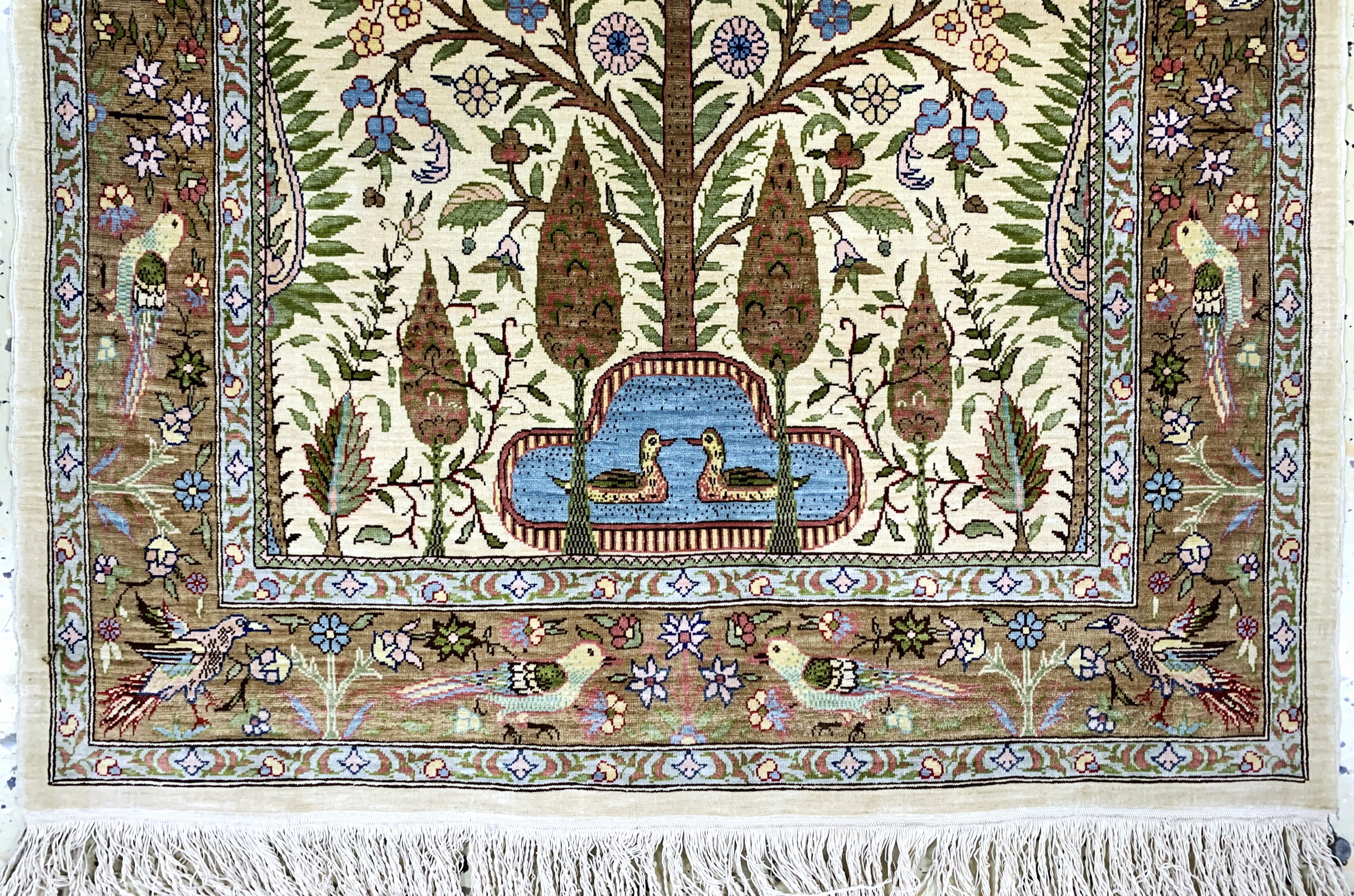 Detail c: Hereke Seide fein signiert, Türkei, Ende 20.Jhd, reine Naturseide, ca. 104 x 66 cm, ca.1,0 Mio. Kn/qm, EHZ: 1-2