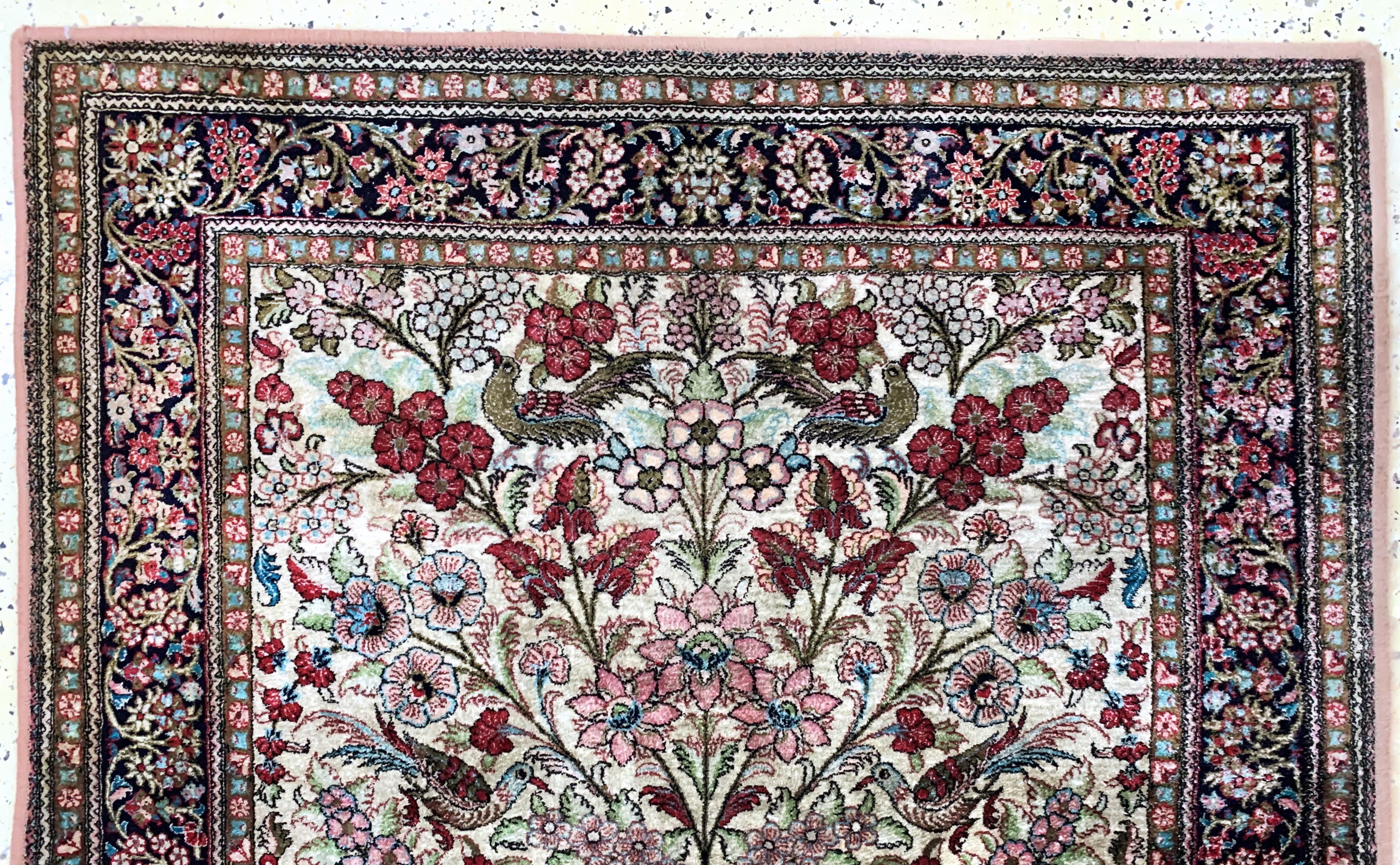 Detail a: Ghom Seide, Persien, Mitte 20.Jhd, reine Naturseide, ca. 158 x 111 cm, Reinigungsbedürftig, EHZ: 2(ohne Fransen).