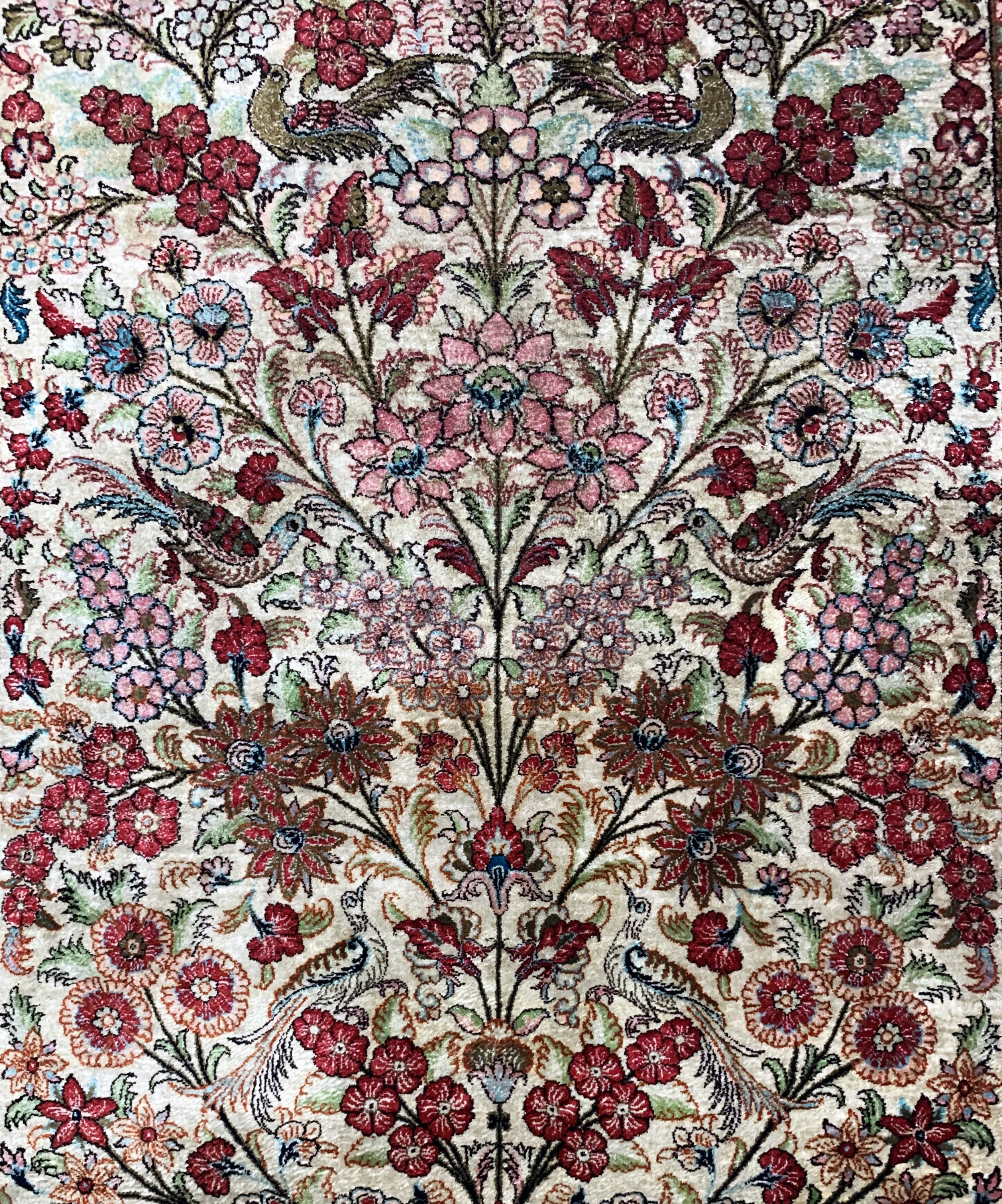Detail b: Ghom Seide, Persien, Mitte 20.Jhd, reine Naturseide, ca. 158 x 111 cm, Reinigungsbedürftig, EHZ: 2(ohne Fransen).