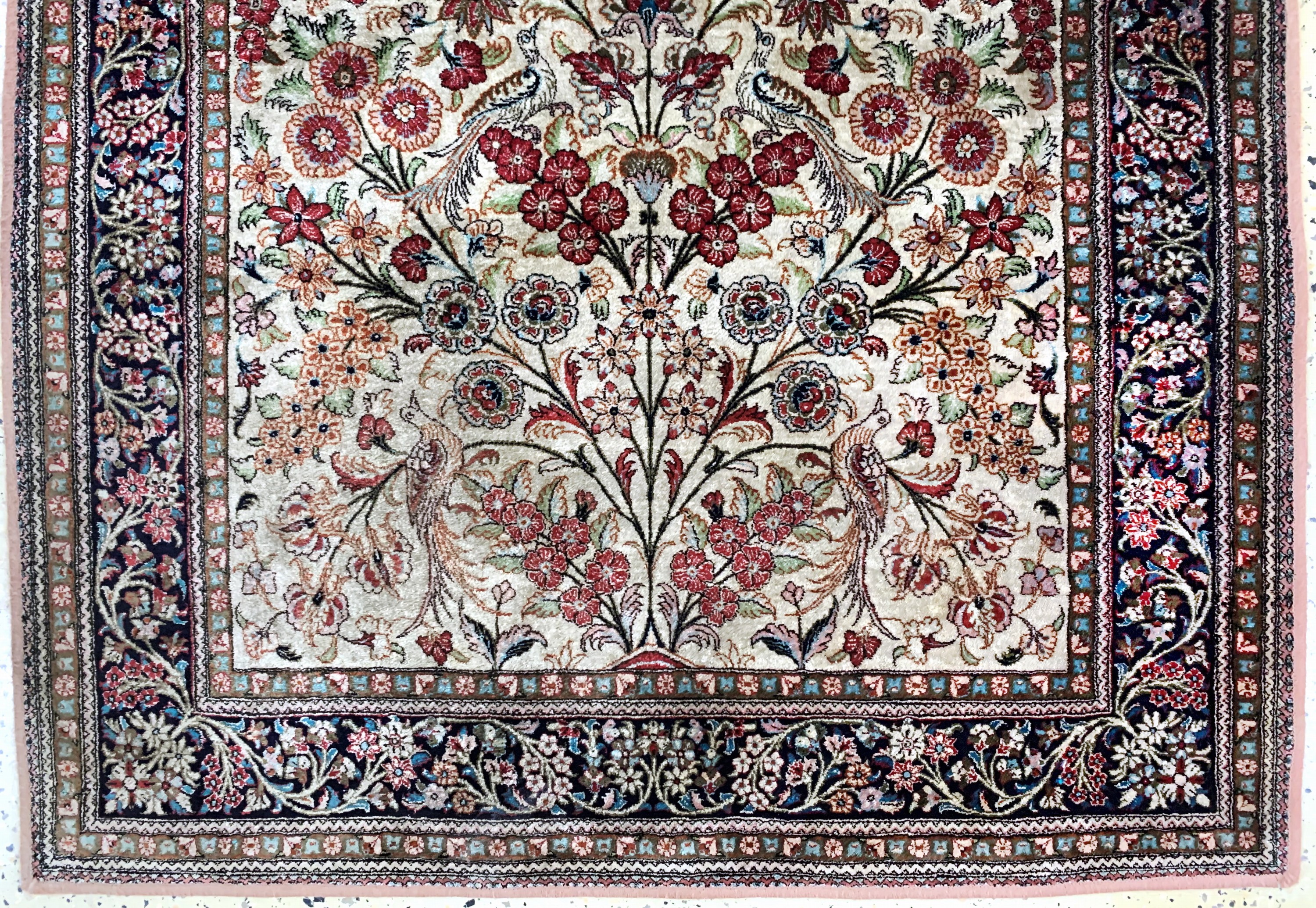 Detail c: Ghom Seide, Persien, Mitte 20.Jhd, reine Naturseide, ca. 158 x 111 cm, Reinigungsbedürftig, EHZ: 2(ohne Fransen).
