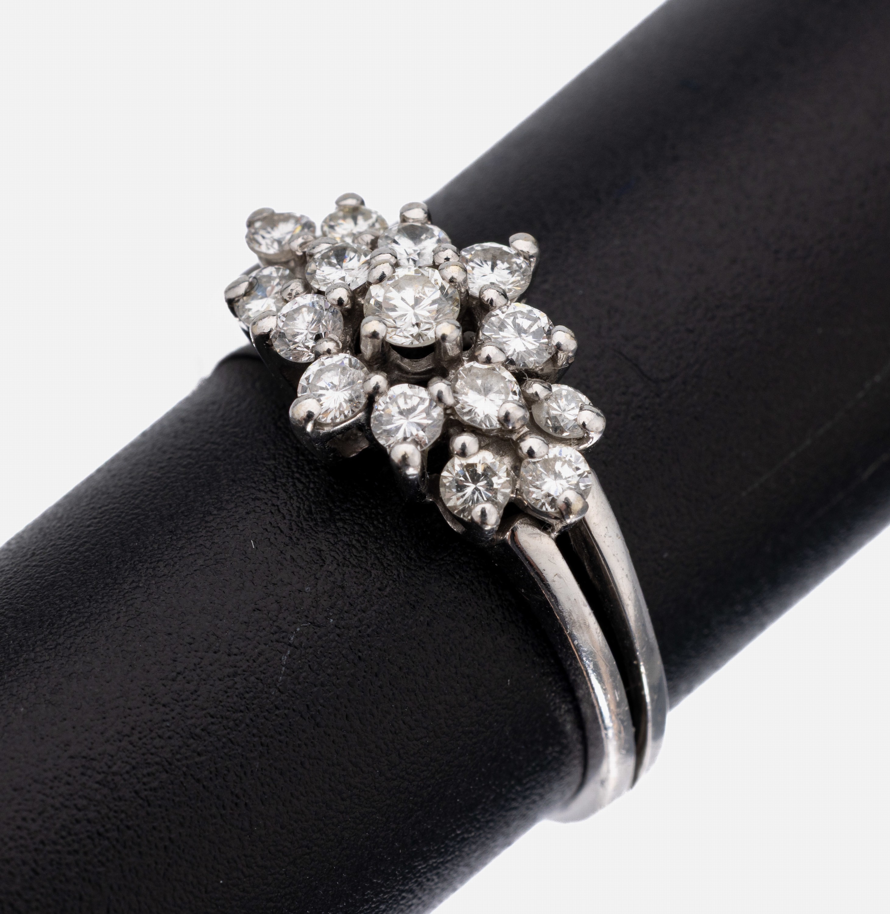 14 kt Gold Brillant-Ring, WG 585/000, 15 Brillanten zus. ca. 0.58 ct grav. Weiß/si, RW 53, ca. 2.7 g