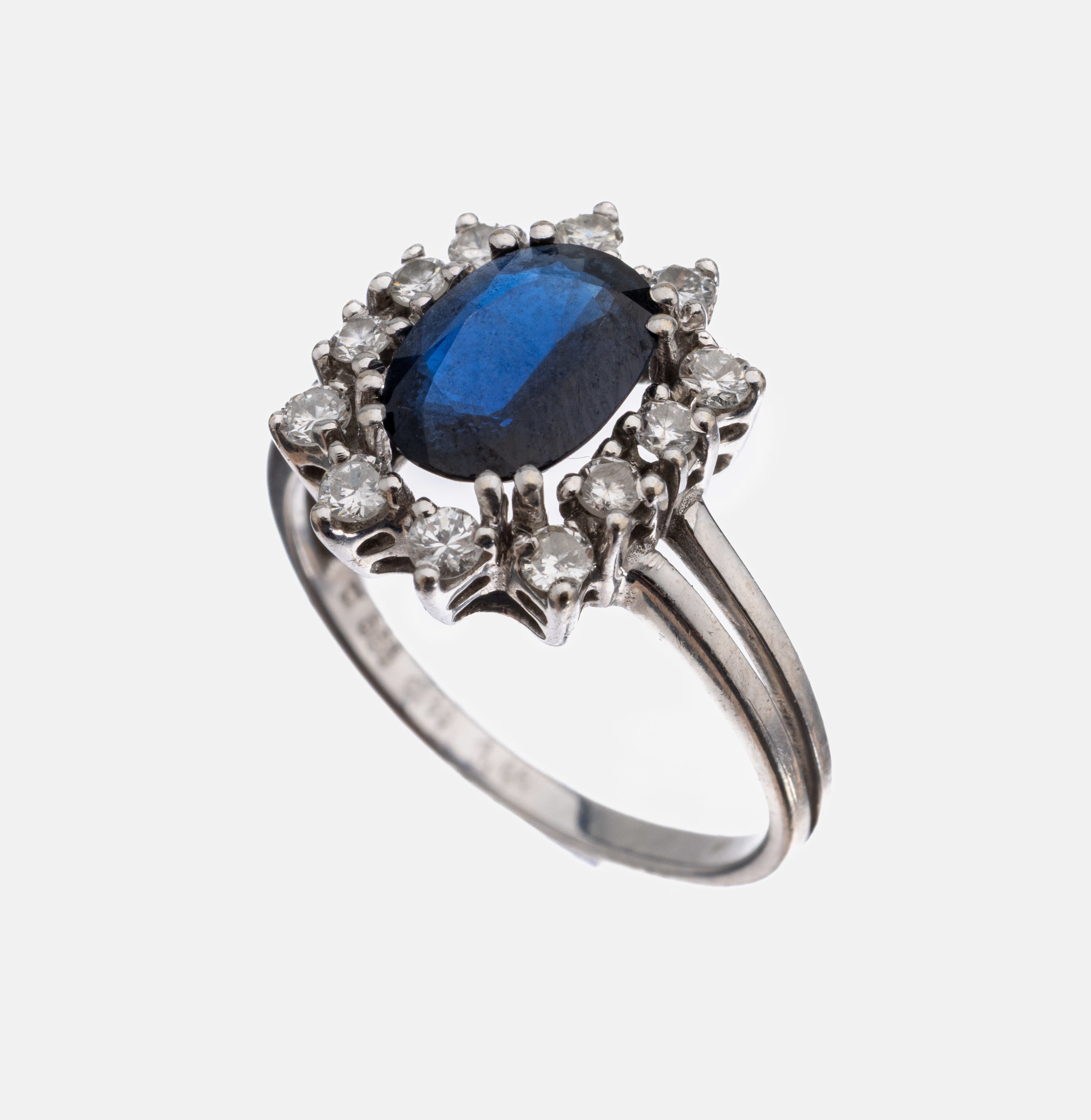 Paar 14 kt Gold Saphir-Brillant-Ring, WG 585/000, rundfacett. Saphir ca. 2.0 ct, umgeben 12 Brillanten zus. ca. 0.36 ct Weiß/si, RW 53, ca. 3.3 g, ...