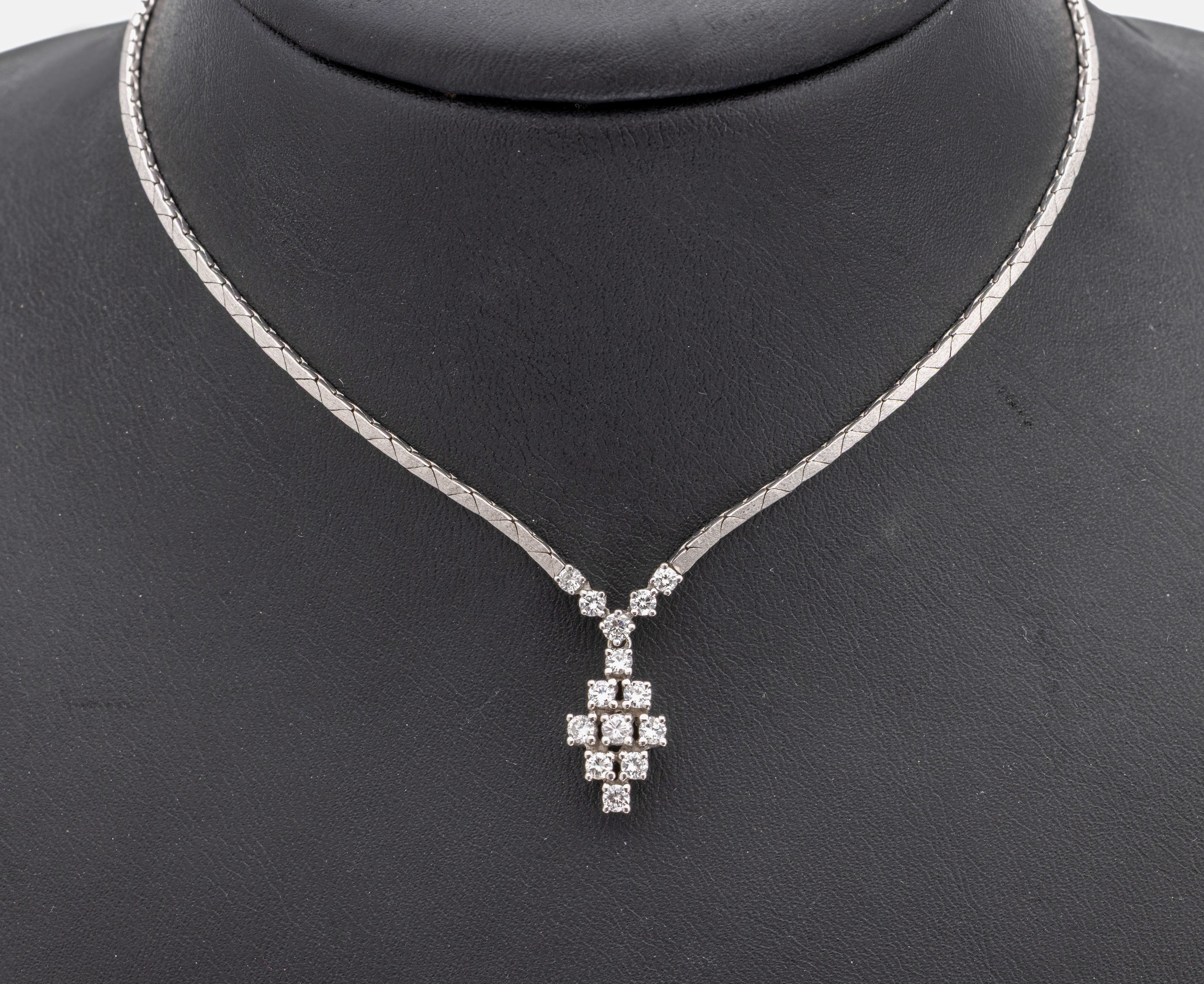 14 kt Gold Brillant-Collier, WG 585/000, Oberfläche sat., Mittelteil bes. mit 14 Brillanten zus. ca. 0.60 ct Weiß/si, L. ca. 41cm, Kastenschloss ...