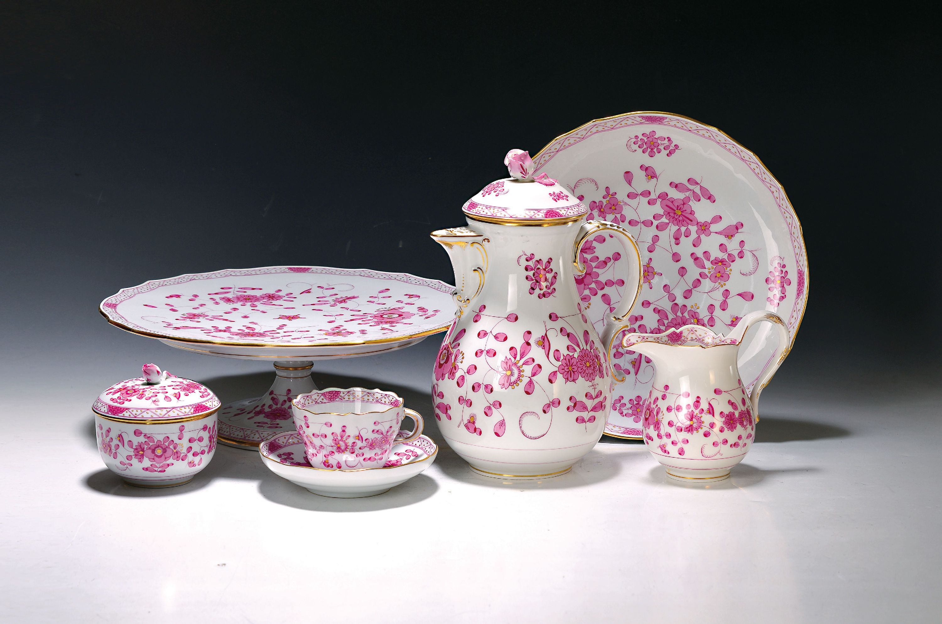 Kaffeeservice Indisch purpur, Meissen, 1930er Jahre und später, Porzellan, handbemalt, Goldstaffage, 11 Tassen mit UT, 12 Teller D. 18 cm, ...