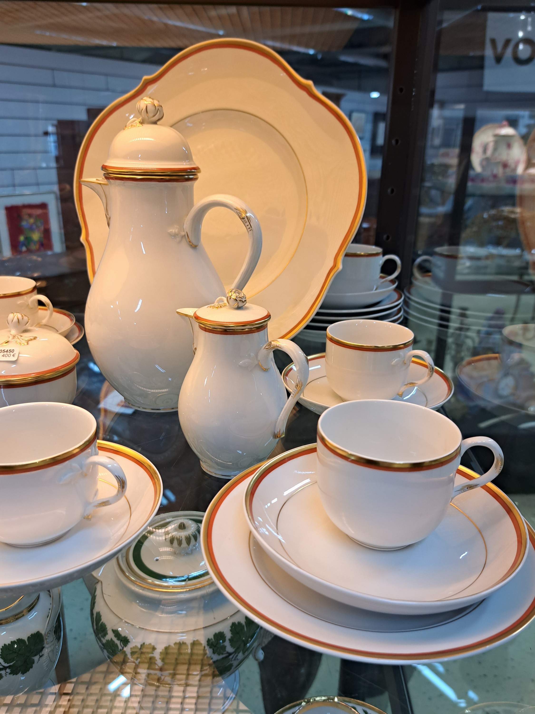 Detail a: Mokkaservice, roter Faden mit Goldrand, Meissen, Porzellan, Goldstaffage, 6 Mokkatassen mit UT, 6 Teller D. 16 cm, Mokkakanne, Zuckerdose, ...