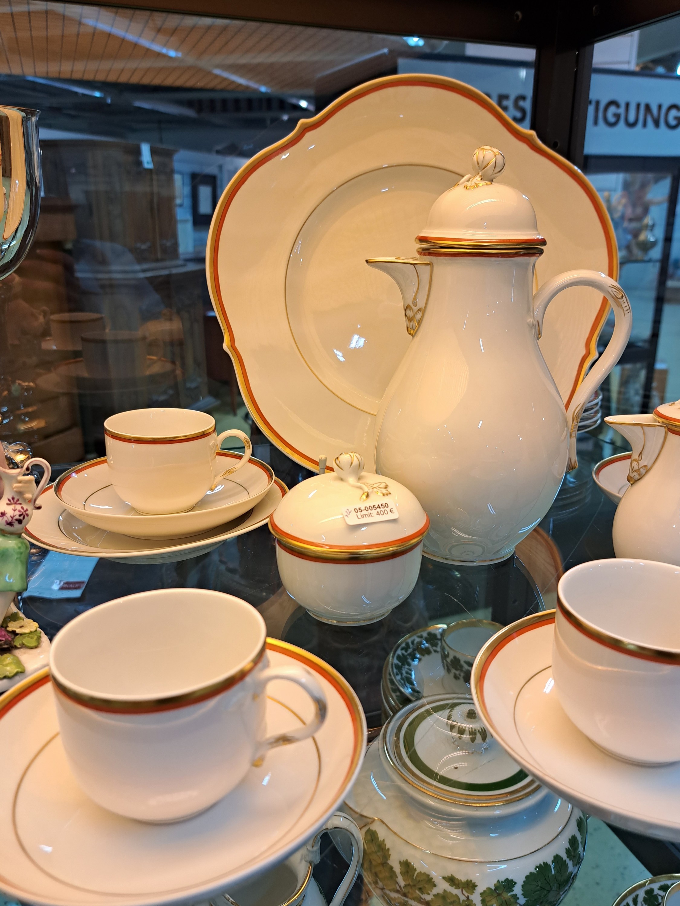 Detail b: Mokkaservice, roter Faden mit Goldrand, Meissen, Porzellan, Goldstaffage, 6 Mokkatassen mit UT, 6 Teller D. 16 cm, Mokkakanne, Zuckerdose, ...