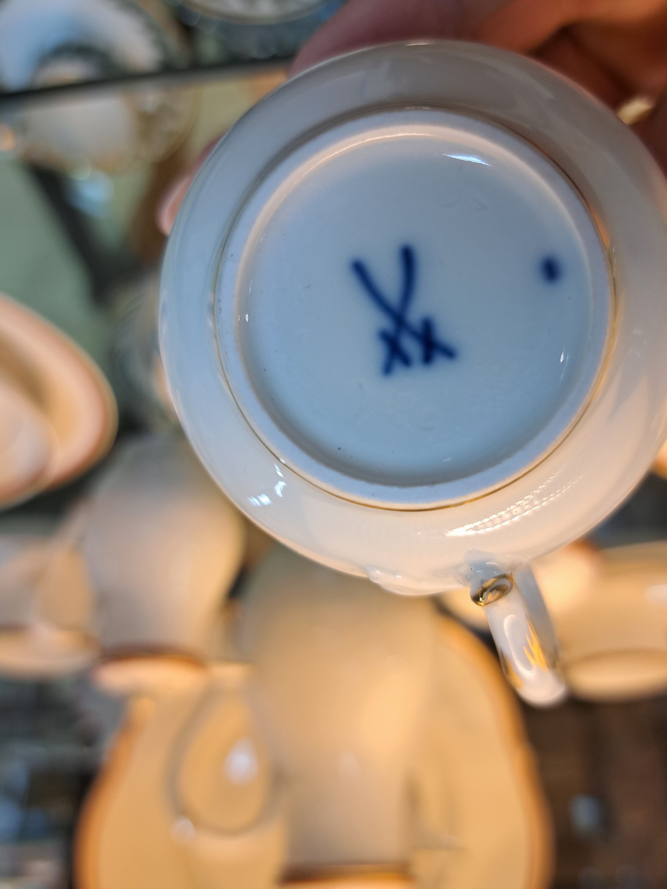Detail c: Mokkaservice, roter Faden mit Goldrand, Meissen, Porzellan, Goldstaffage, 6 Mokkatassen mit UT, 6 Teller D. 16 cm, Mokkakanne, Zuckerdose, ...
