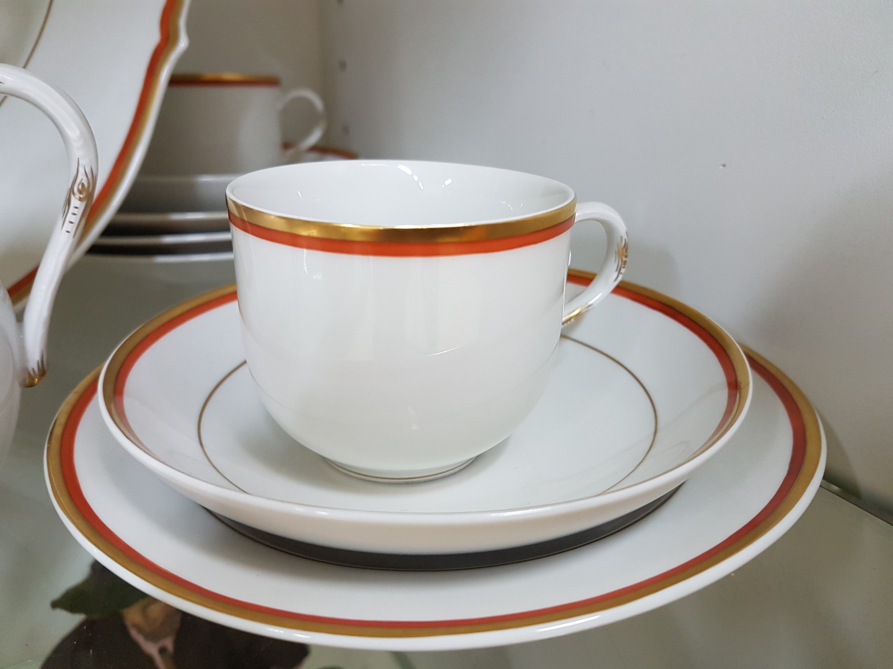 Detail d: Mokkaservice, roter Faden mit Goldrand, Meissen, Porzellan, Goldstaffage, 6 Mokkatassen mit UT, 6 Teller D. 16 cm, Mokkakanne, Zuckerdose, ...