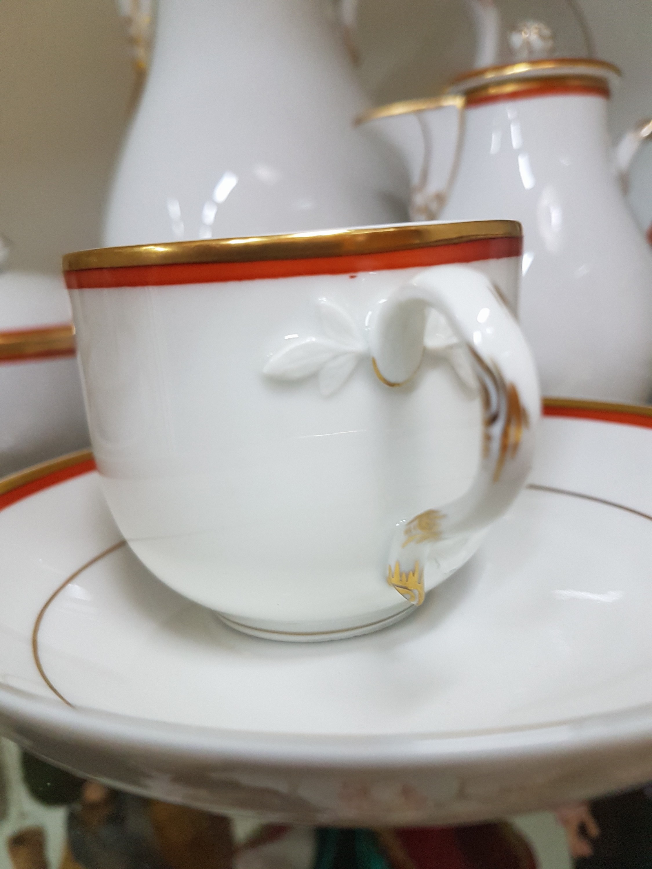Detail e: Mokkaservice, roter Faden mit Goldrand, Meissen, Porzellan, Goldstaffage, 6 Mokkatassen mit UT, 6 Teller D. 16 cm, Mokkakanne, Zuckerdose, ...