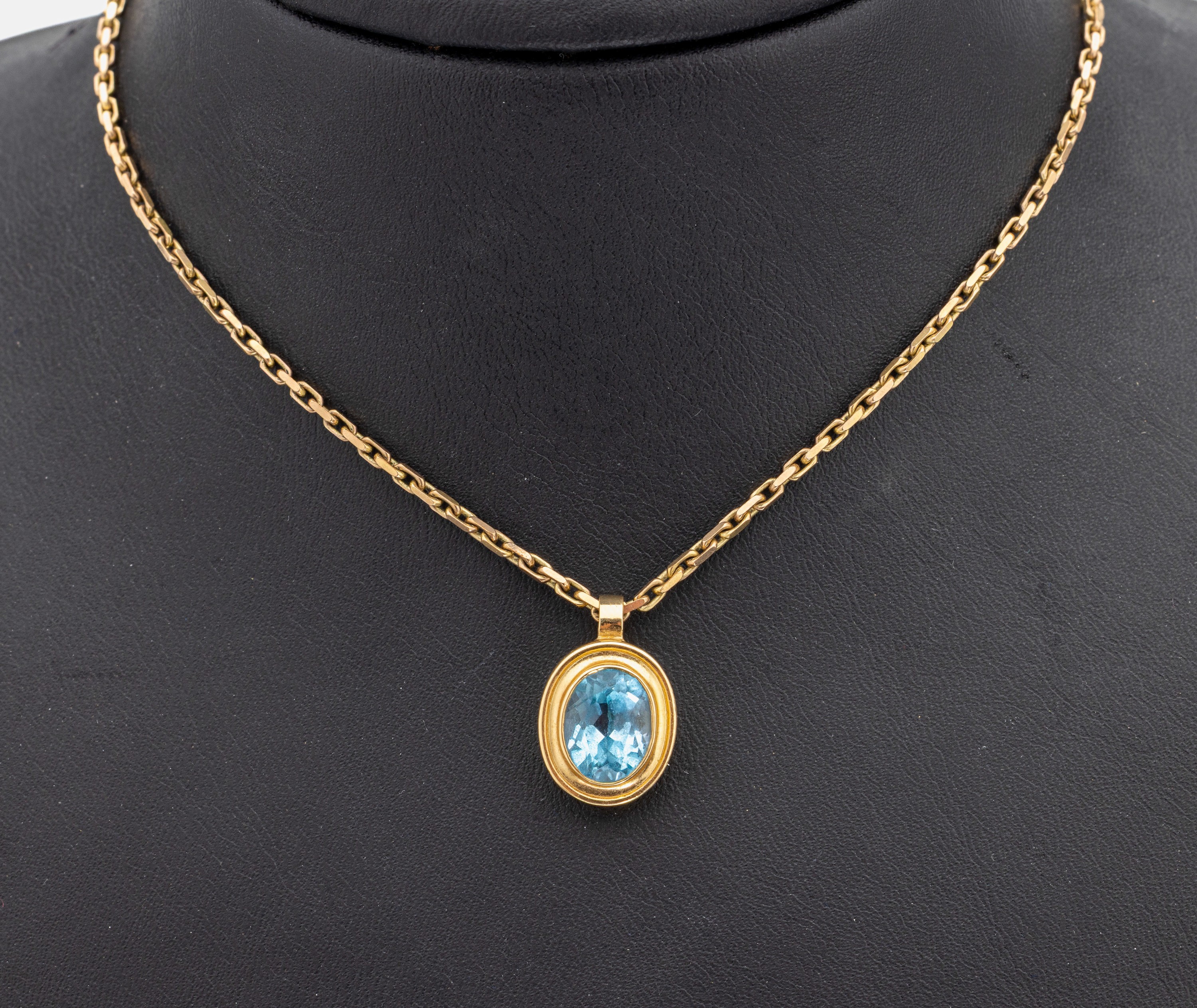 18 kt Gold Topas-Anhänger, GG 750/000, ovalfacett. Blautopas (beh.), an Kette, GG 333/000, L. ca. 45.5 cm, Magnetschließe, ca. 9.3 g