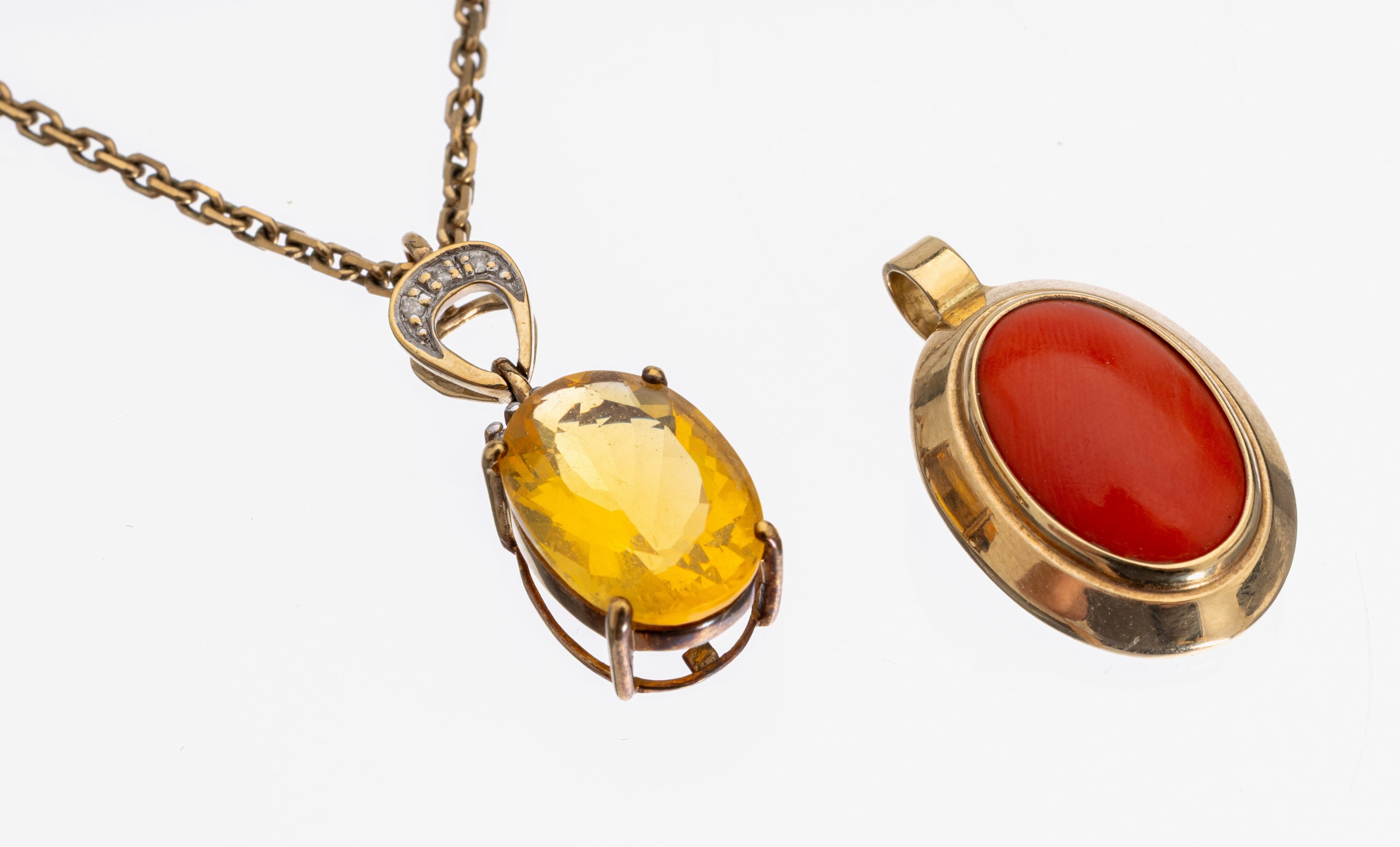 14 und 9 kt Gold Farbstein-Konvolut, best. aus: 1 x Anhänger, GG 585/000, ovaler Korallencabochon, ca. 2.8 g, und 1 Anhänger, GG 375/000, ...