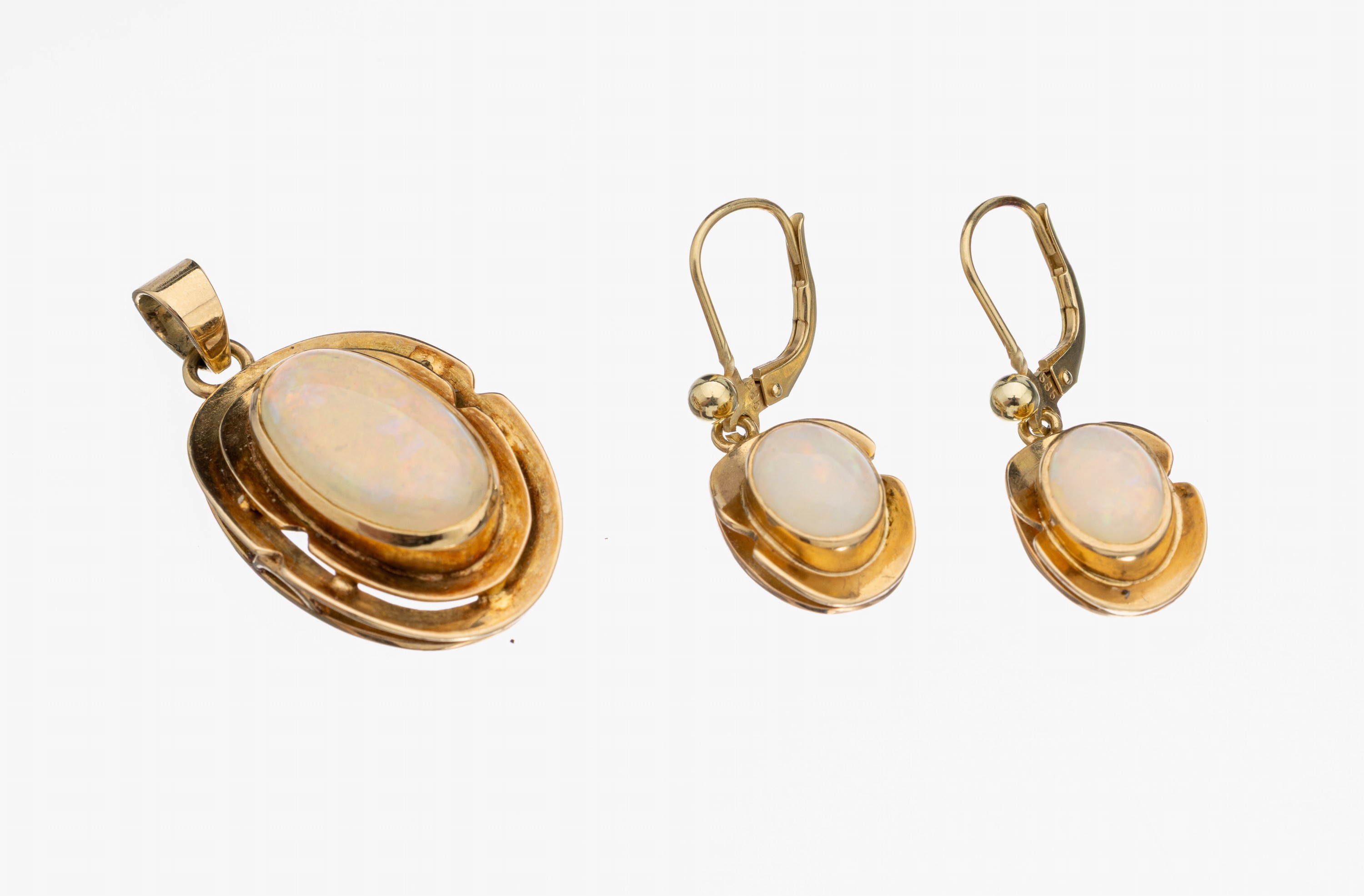 14 kt Gold Opal-Schmuckset, GG 585/000, best. aus: Anhänger mit ovalem Opalcabochon ca. 3.80 ct, und Paar Ohrgehänge mit 2 ovalen Opalcabochons ...