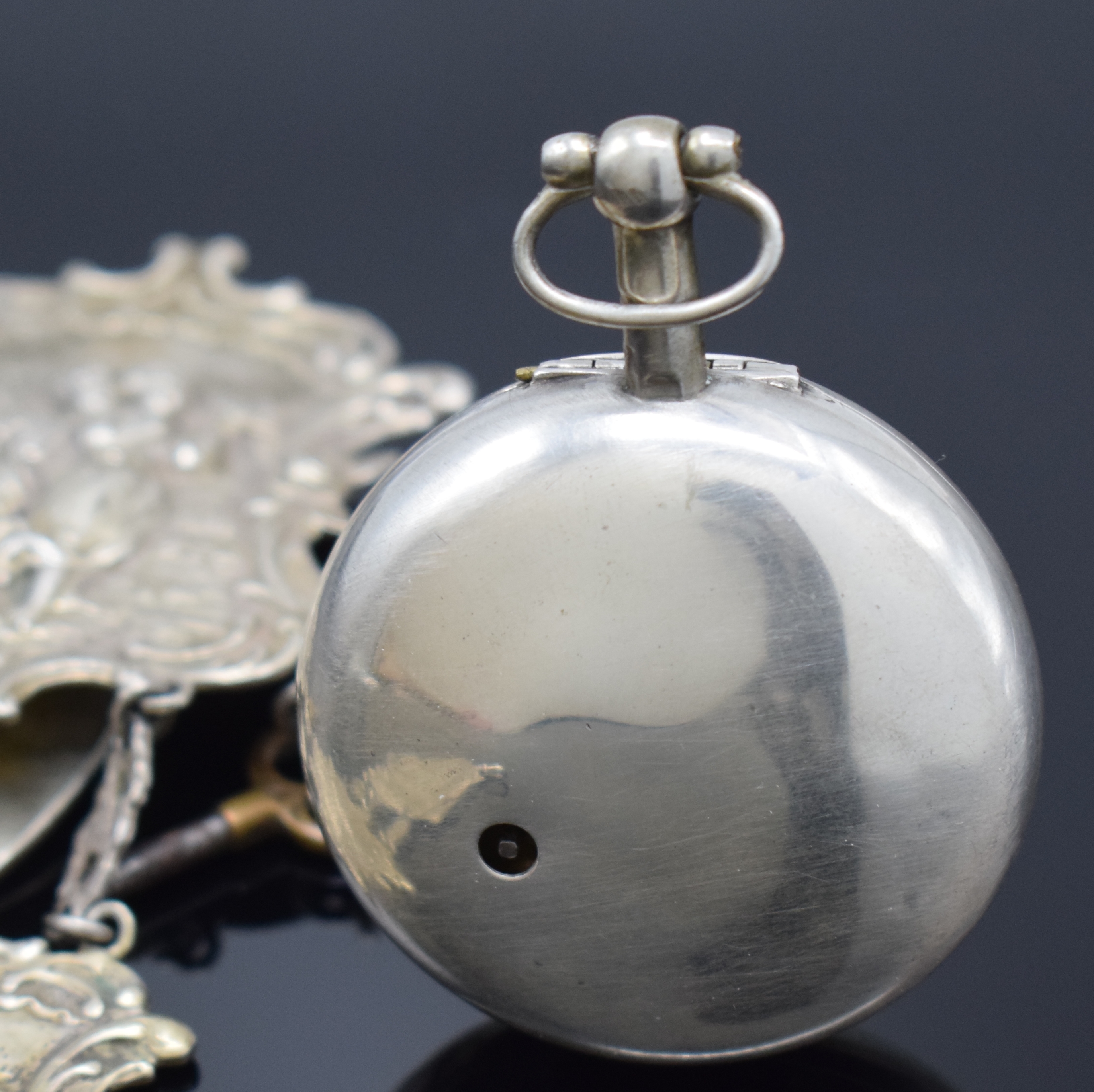 Detail b: HENRY BOURN Spindeltaschenuhr in Silber mit Chatelain, London lt. Hallmark 1812, grav. Übergeh., Geh. l. dell., Emailzifferbl. m. röm. Zahlen, ...