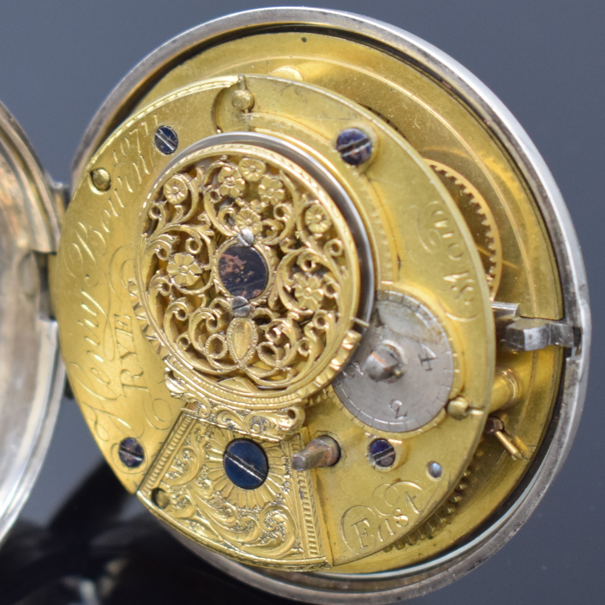 Detail d: HENRY BOURN Spindeltaschenuhr in Silber mit Chatelain, London lt. Hallmark 1812, grav. Übergeh., Geh. l. dell., Emailzifferbl. m. röm. Zahlen, ...