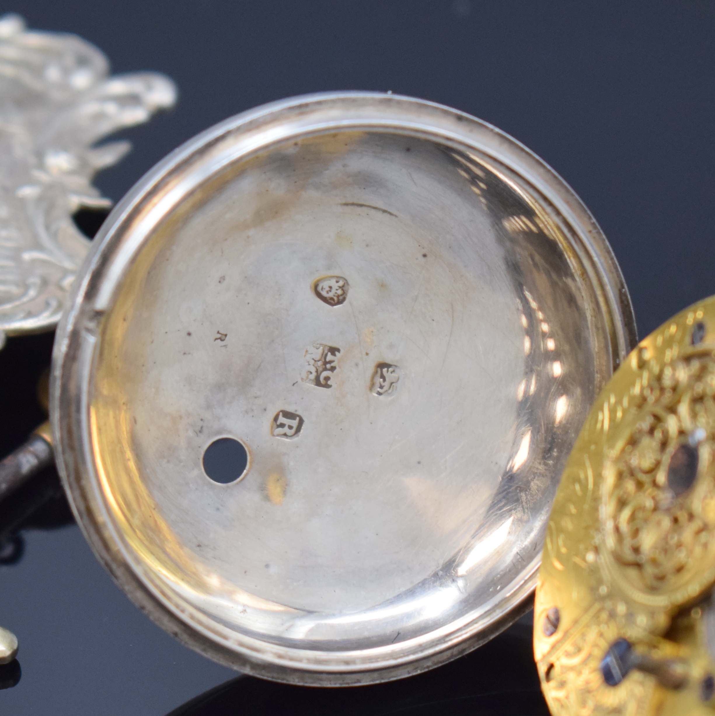 Detail e: HENRY BOURN Spindeltaschenuhr in Silber mit Chatelain, London lt. Hallmark 1812, grav. Übergeh., Geh. l. dell., Emailzifferbl. m. röm. Zahlen, ...