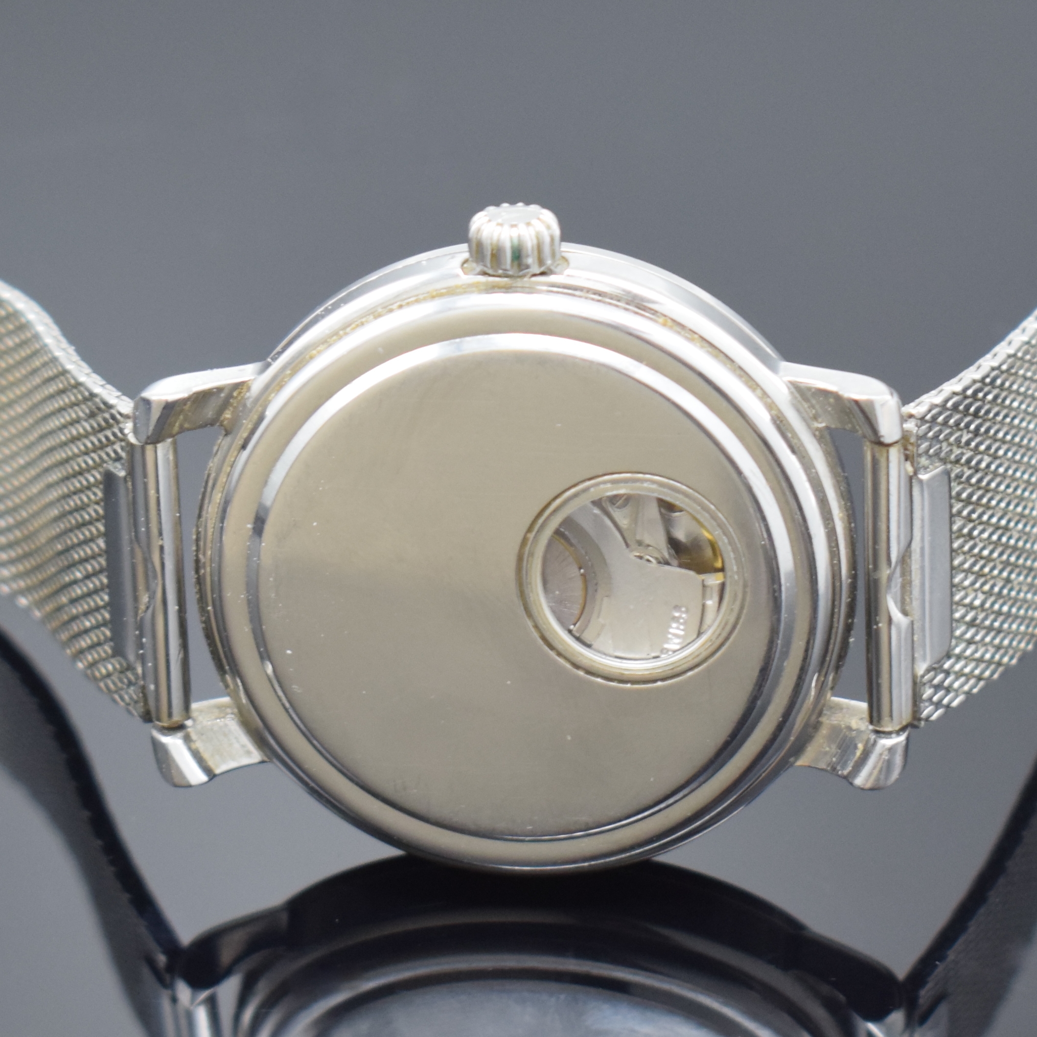 Detail d: ZODIAC Herrenarmbanduhr in Stahl, Schweiz um 1995, Automatik, neutr. Stahlband, Boden m. Sichtfenster aufgedr., silb. guill. Zifferbl. l. fl., silb. ...