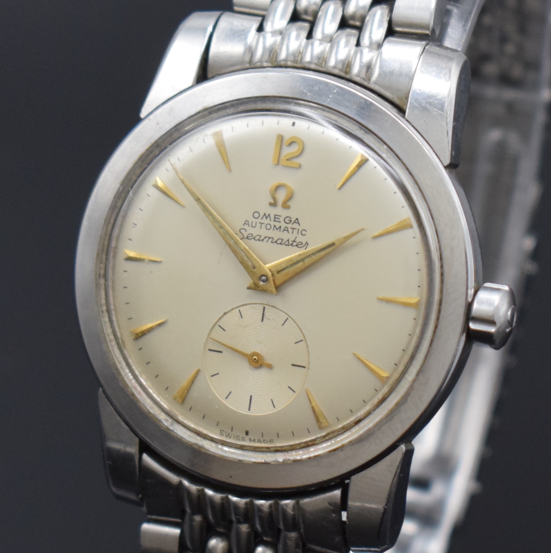 Detail a: OMEGA Seamaster Herrenarmbanduhr mit Hammerautomatik Referenz 2766-2, Schweiz um 1954, Boden aufgedr., orig. Stahlband m. Faltschl., silb. Zifferbl. ...