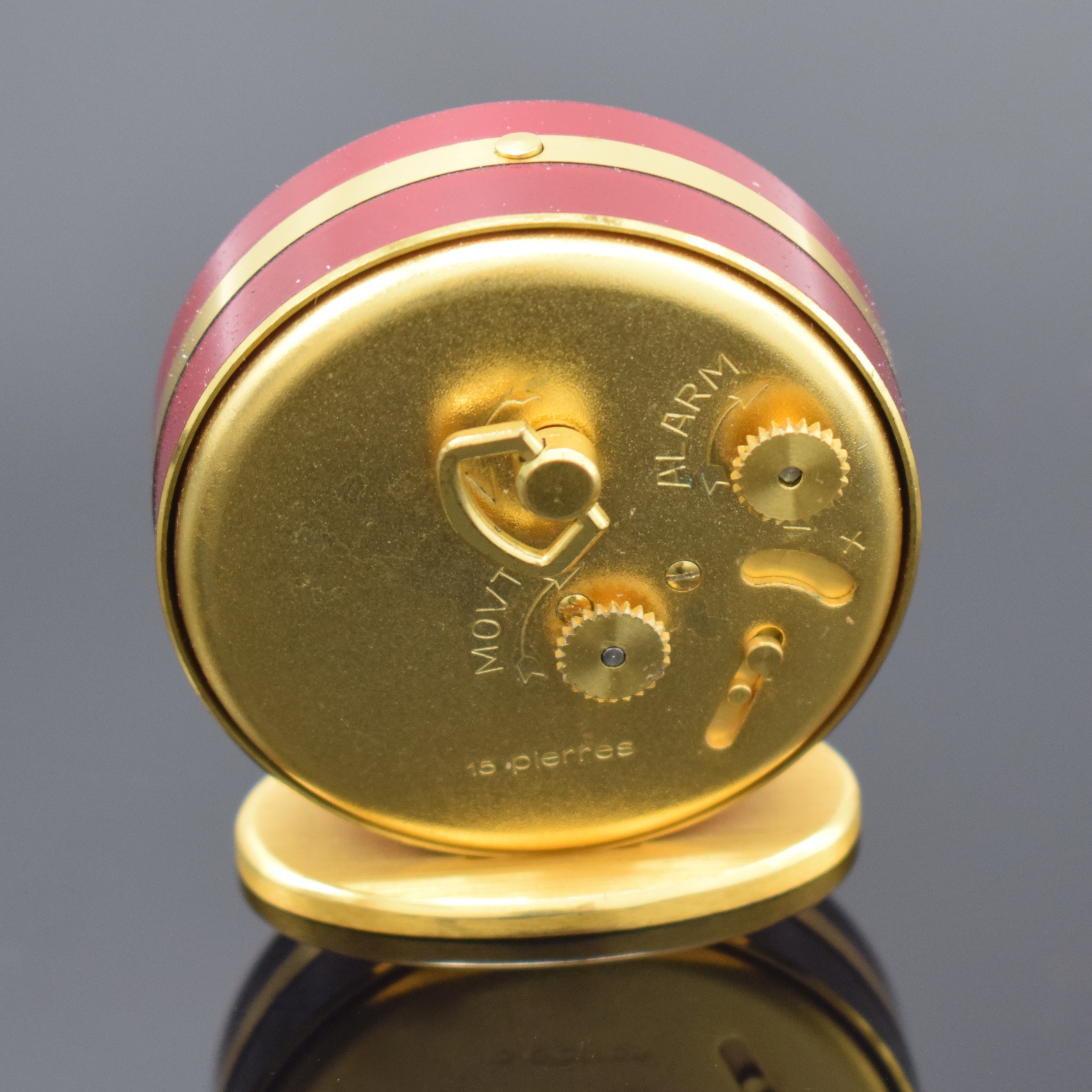 Detail b: JAEGER kleiner Tischwecker mit 8-Tagewerk, Schweiz um 1960, verg., teils rot lack. Gehäuse, silb. Duoton-Zifferbl. m. aufges. gold. Std.-Ind. u. ...
