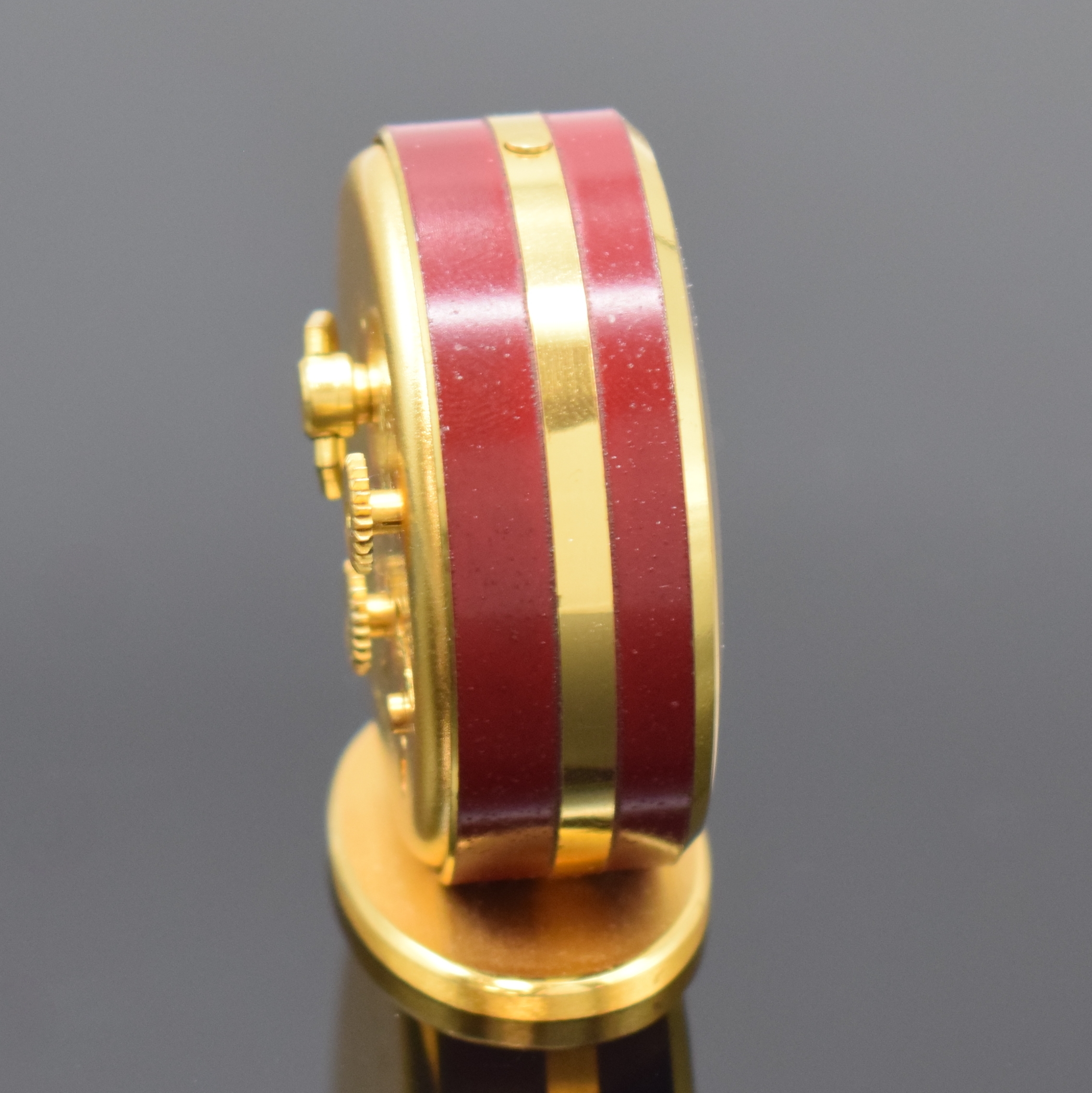 Detail c: JAEGER kleiner Tischwecker mit 8-Tagewerk, Schweiz um 1960, verg., teils rot lack. Gehäuse, silb. Duoton-Zifferbl. m. aufges. gold. Std.-Ind. u. ...