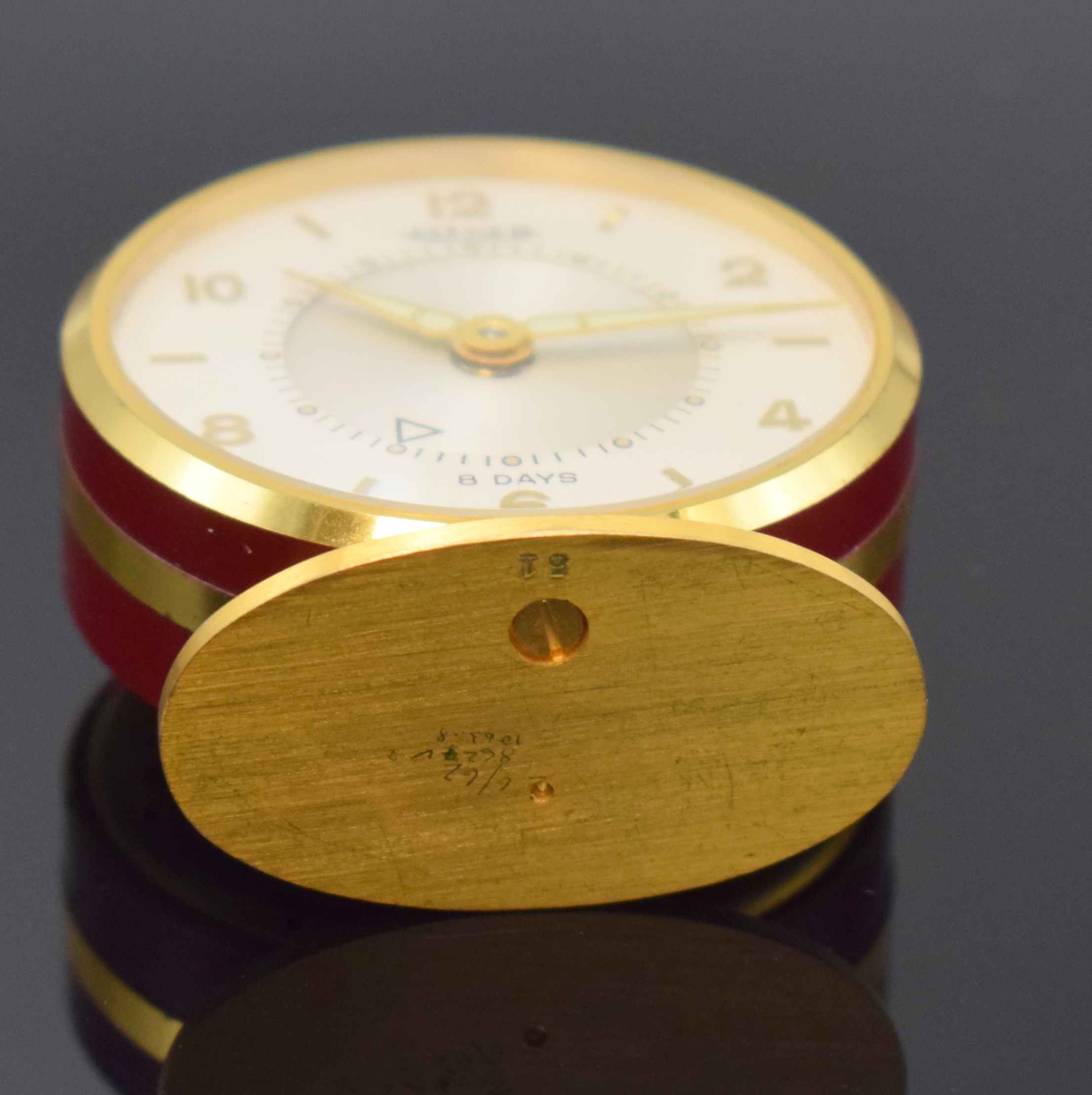 Detail d: JAEGER kleiner Tischwecker mit 8-Tagewerk, Schweiz um 1960, verg., teils rot lack. Gehäuse, silb. Duoton-Zifferbl. m. aufges. gold. Std.-Ind. u. ...