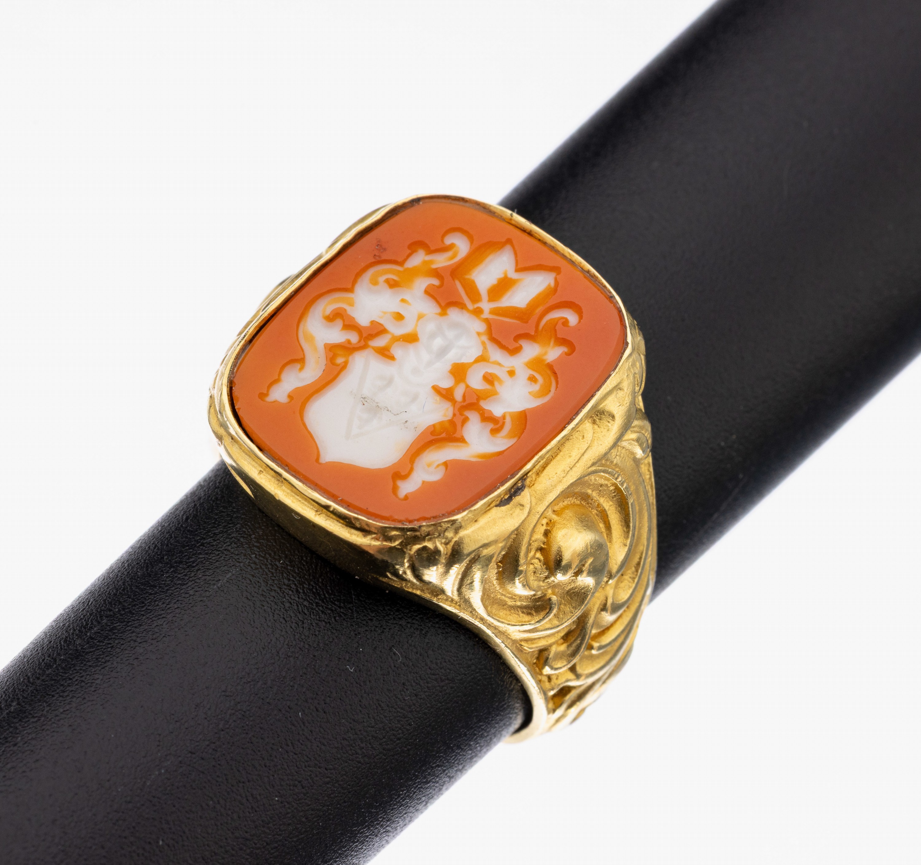 Achat-Siegelring, Idar-Oberstein um 1900, Silber verg., Lagenachat weiß orange, Darstellung eines Familienwappens, Ringschultern abstrakt floral ...