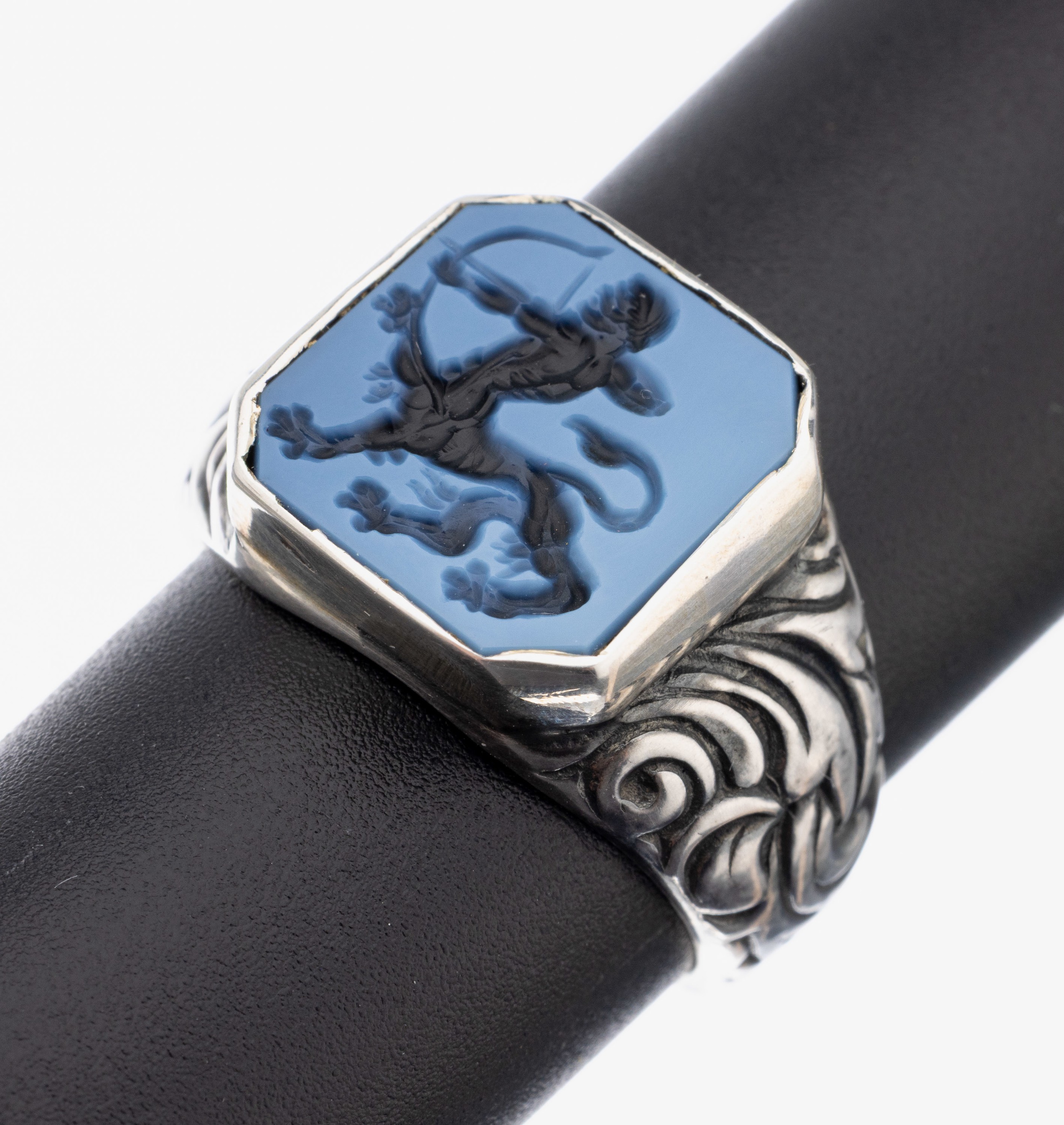 Achat-Ring, Idar Oberstein um 1920, 800er Silber, Lagenachat-Platte mit Zentaur-Gravur, Ringschultern grav., RW 62, ca. 8.6 g, Siegelabdruck anbei