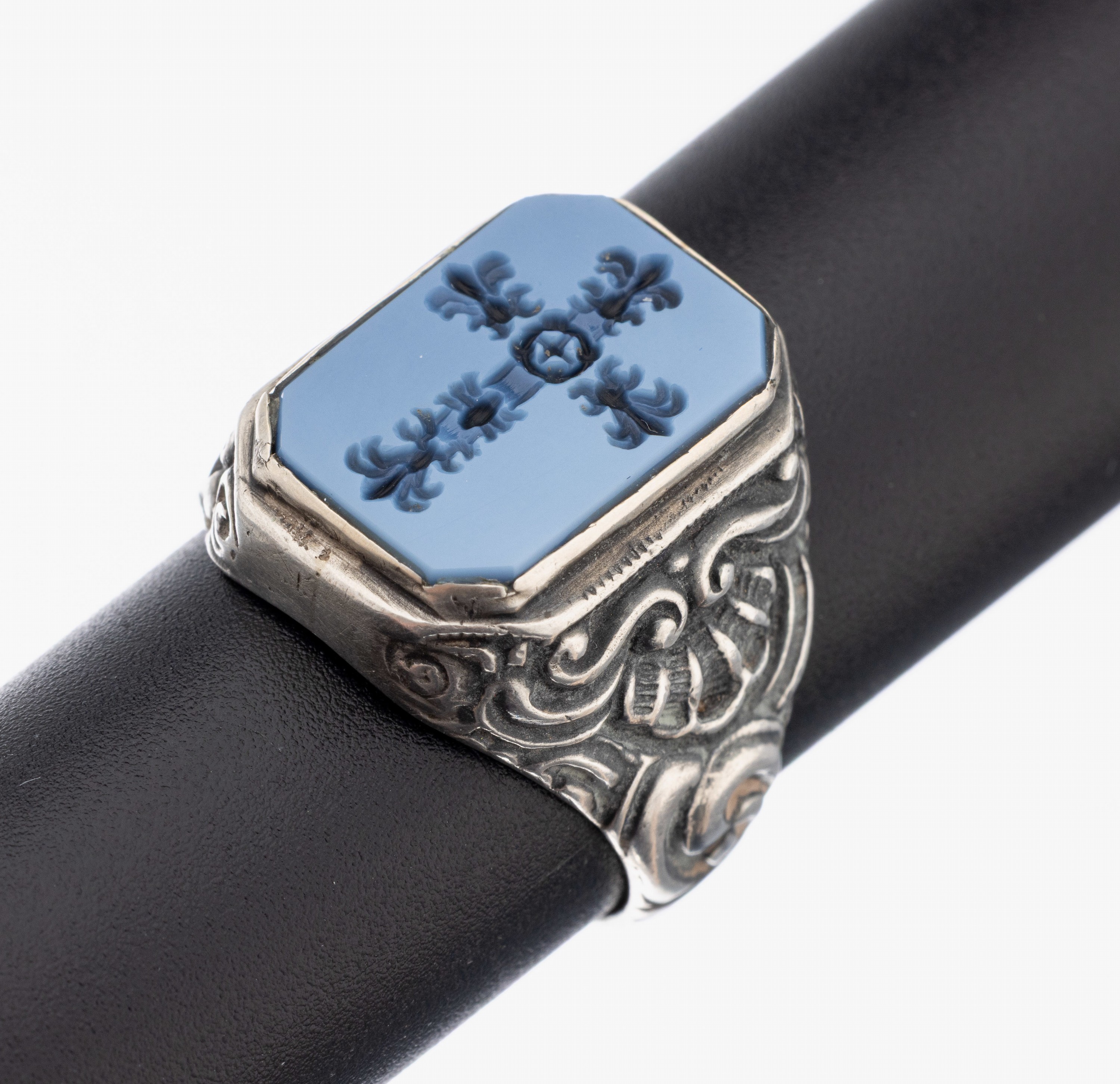 Lagenstein-Siegelring, Idar-Oberstein um 1900, 800er Silber, Lagenstein mit Gravur, Darstellung eines Kreuz, Ringschultern floral,RW 59, ca. 8.8 g, ...