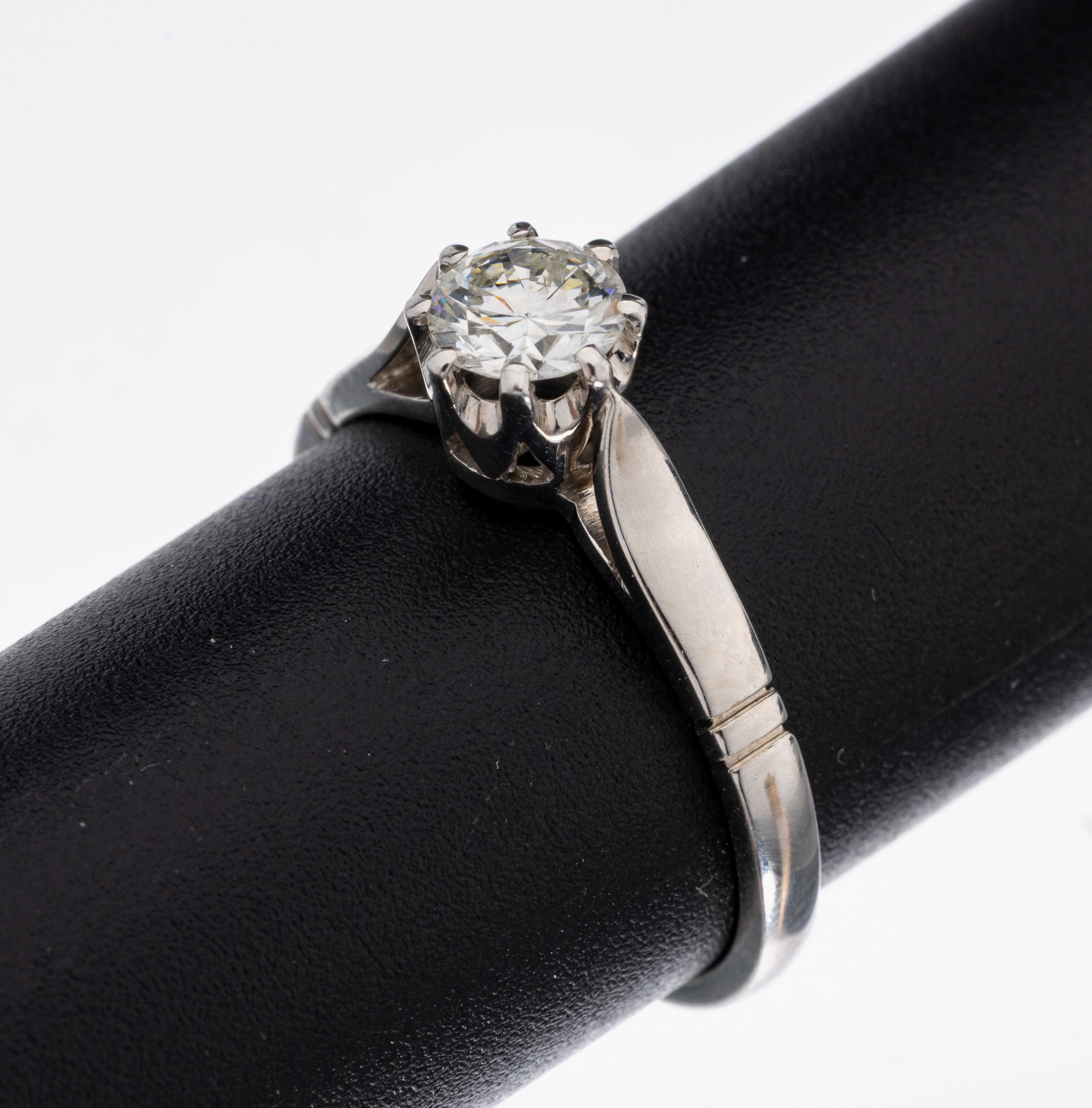 18 kt Gold Brillant-Ring, WG 750/000, Brillant ca. 0.50 ct l.get.Weiß/p, RW 55, ca. 3 g