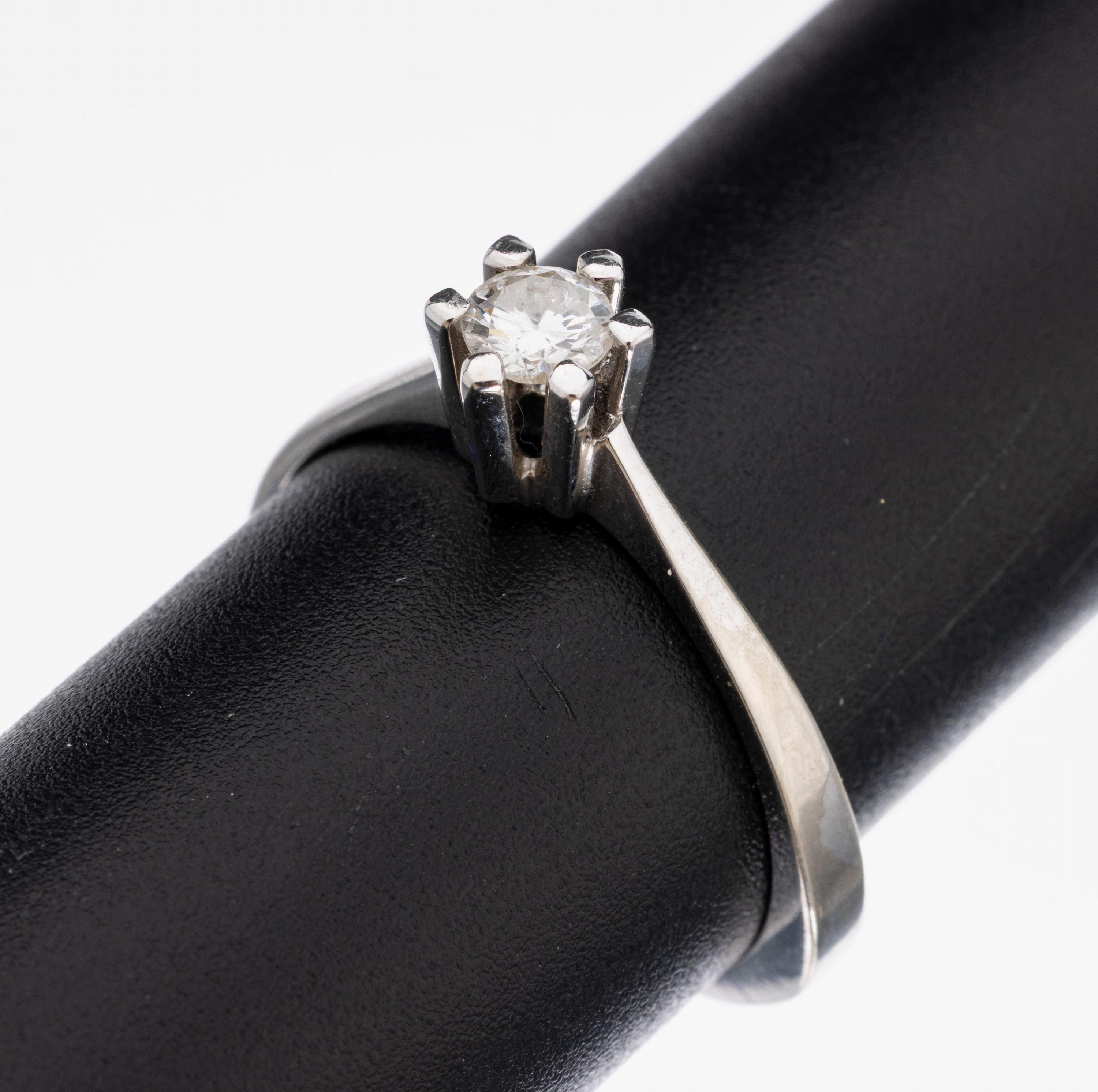 14 kt Gold Brillant-Ring, WG 585/000, Brillant ca. 0.25 ct Weiß/p, RW 58, ca. 2.7 g