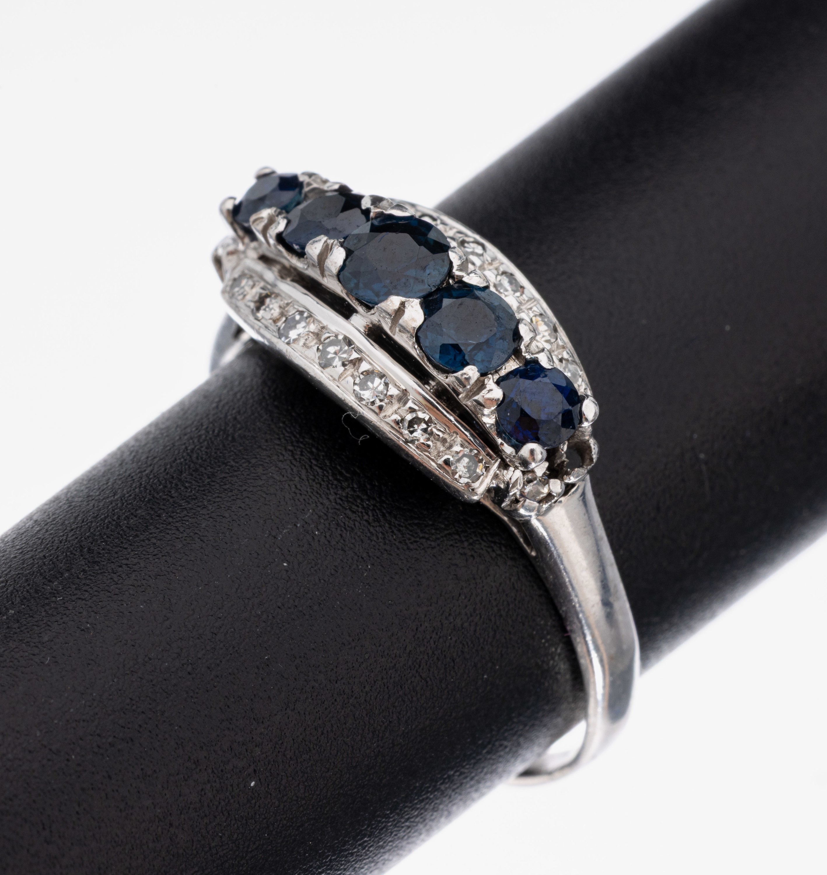 14 kt Gold Saphir-Diamant-Ring, WG 585/000,gepr., 3 rhg., mittig mit 5 rundfacett. Saphire zus. ca. 0.50 ct, seitl. flankiert von18 8/8-Diamanten ...