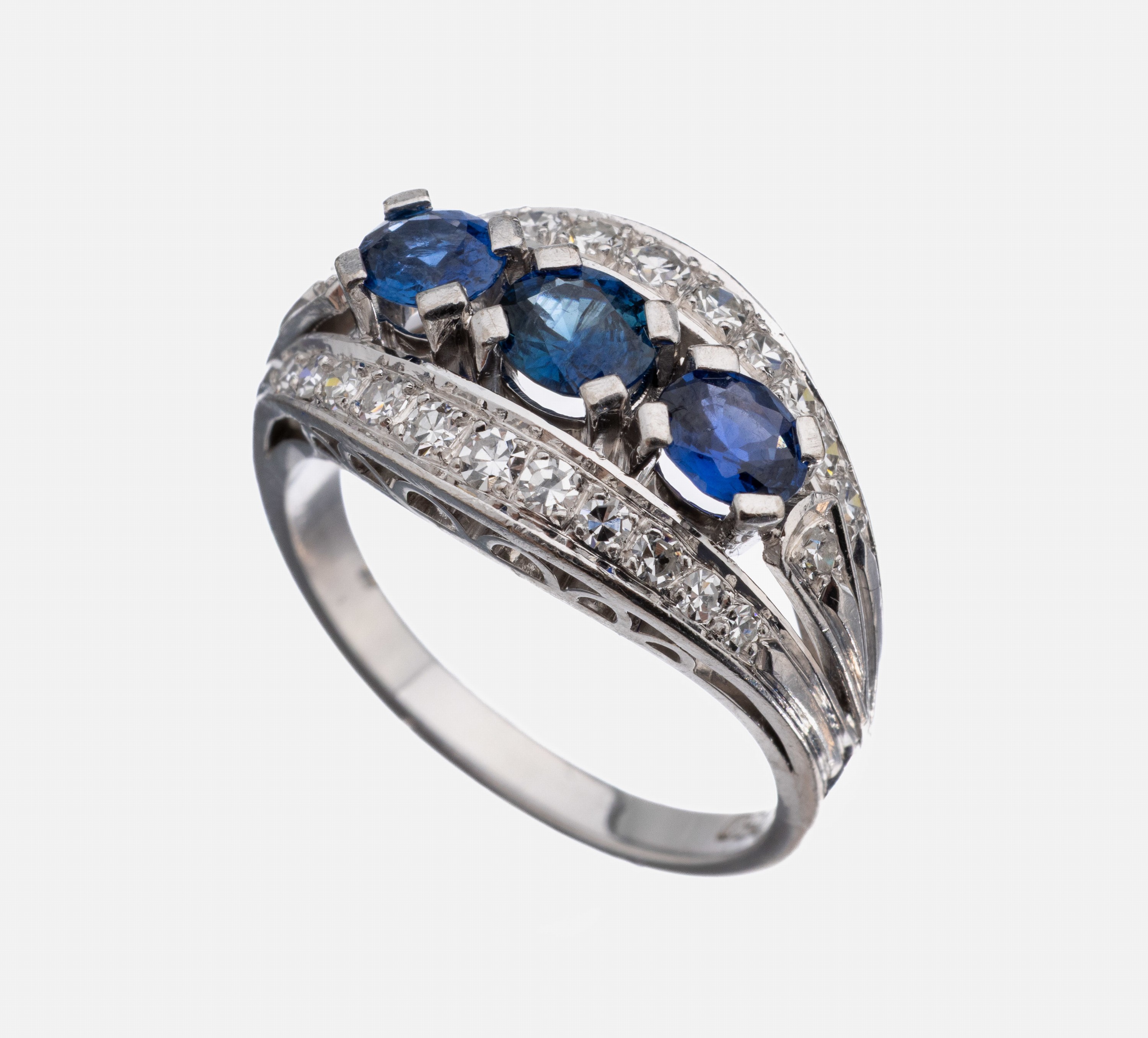 18 kt Gold Saphir-Diamant-Ring, WG 750/000,3 rundfacett. Saphiren zus. ca. 0.60 ct, Aussenschienen bes. mit 24 8/8-Diamanten zus. ca. 0.30 ct ...