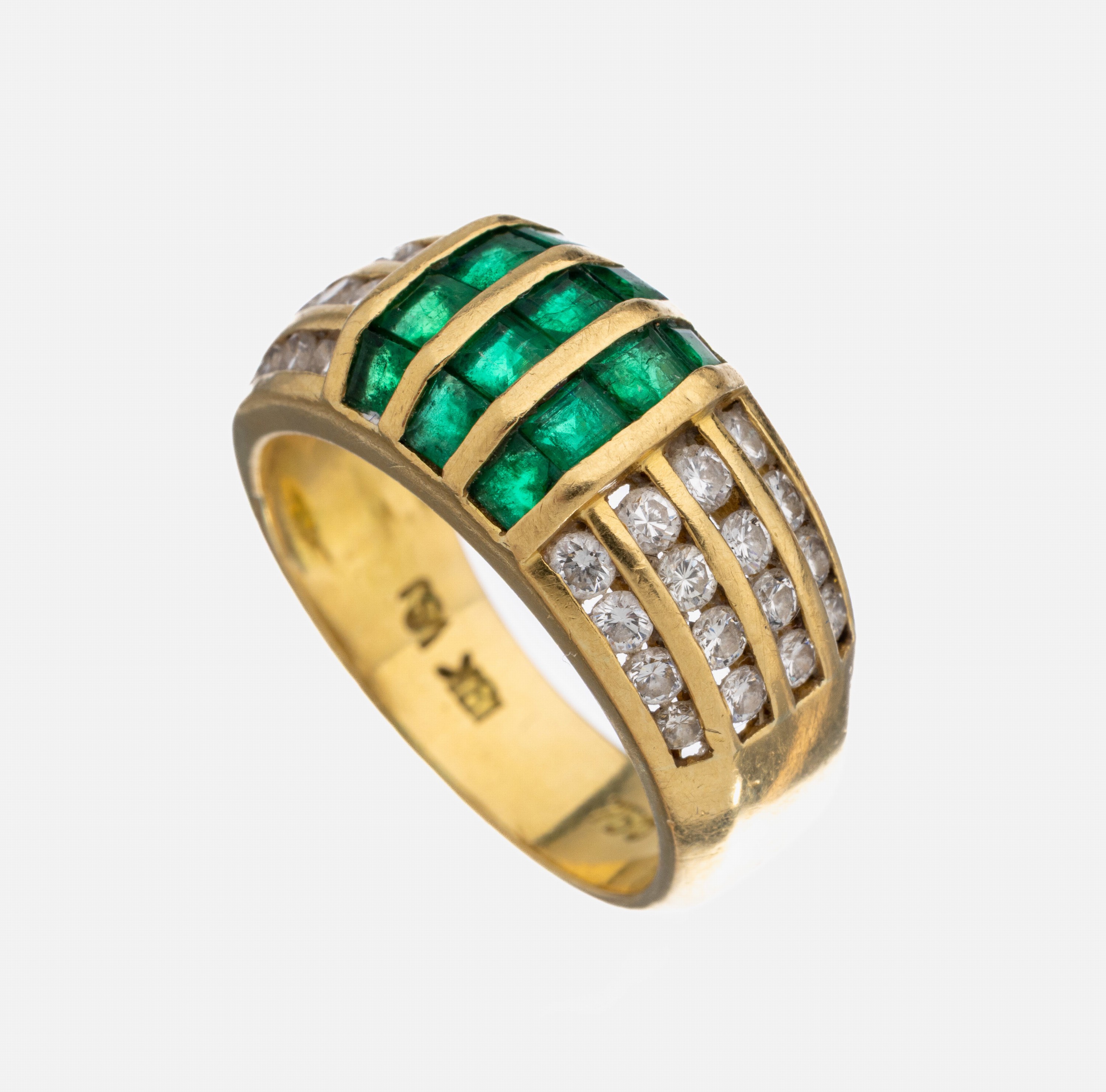 18 kt Gold Smaragd-Brillant-Ring, GG 750/000, mittig mit 12 facett. Smaragden zus. ca. 0.30 ct, seitl. 32 Brillanten zus. ca. 0.60 ct Weiß/si, RW ...