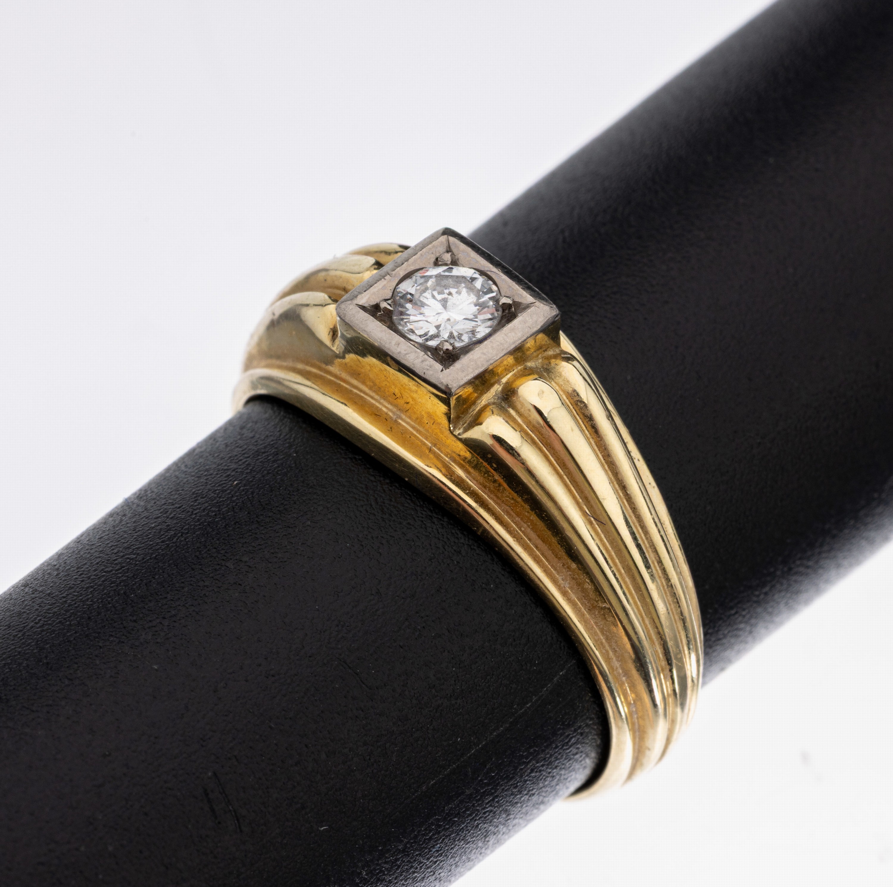 14 kt Gold Brillant-Ring, GG/WG 585/000, in WG gefasster Brillant ca. 0.25 ct Weiß/p, RW 59, ca. 7.9 g