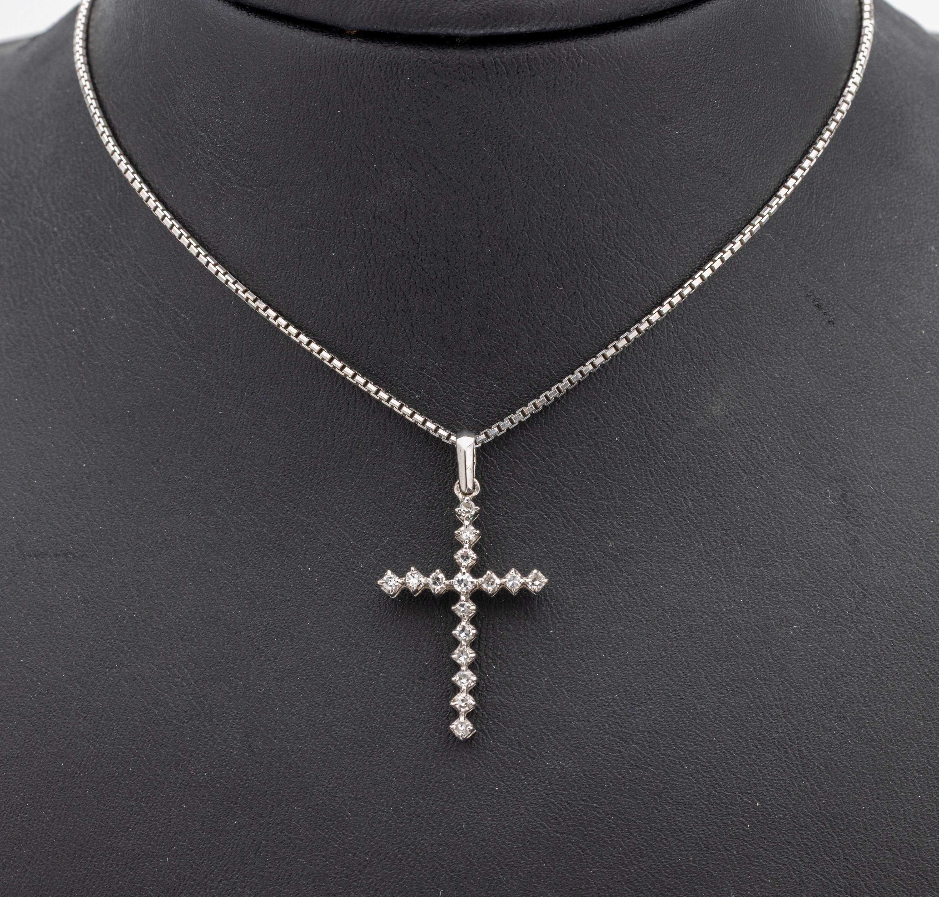 18 kt Gold Diamant-Kreuzanhänger, WG 750/000, 16 8/8-Diamanten zus. ca. 0.30 ct Weiß/p, an Kette, WG 750/000, L. ca. 42 cm, Federringschließe, ...