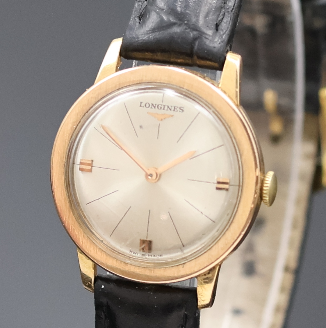 Detail a: LONGINES Damenarmbanduhr in RG 750/000, Schweiz um 1965, Handaufzug, Boden aufgedr., silb. Zifferbl. m. gold. Std.-Ind., gold. Zeiger, rhod. Werk ...