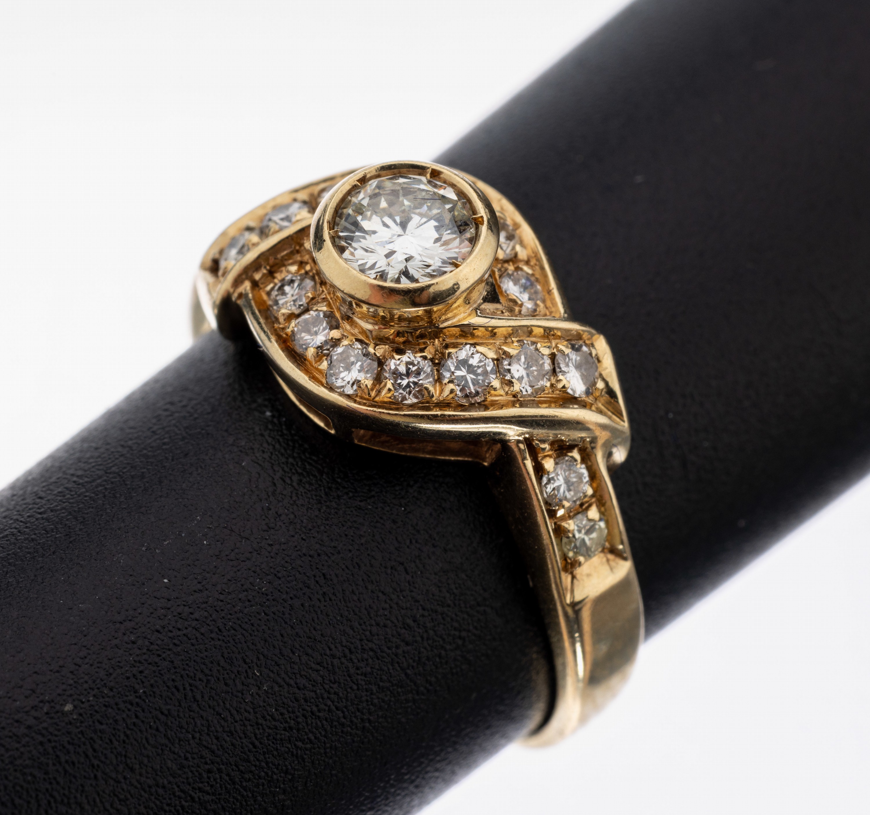 14 kt Gold Brillant-Ring, GG 585/000, mittiger Brillant ca. 0.35 ct Weiß/si, umgebenvon 18 Brillanten zus. ca. 0.36 ct Weiß- l.get.Weiß/p, RW 51, ...