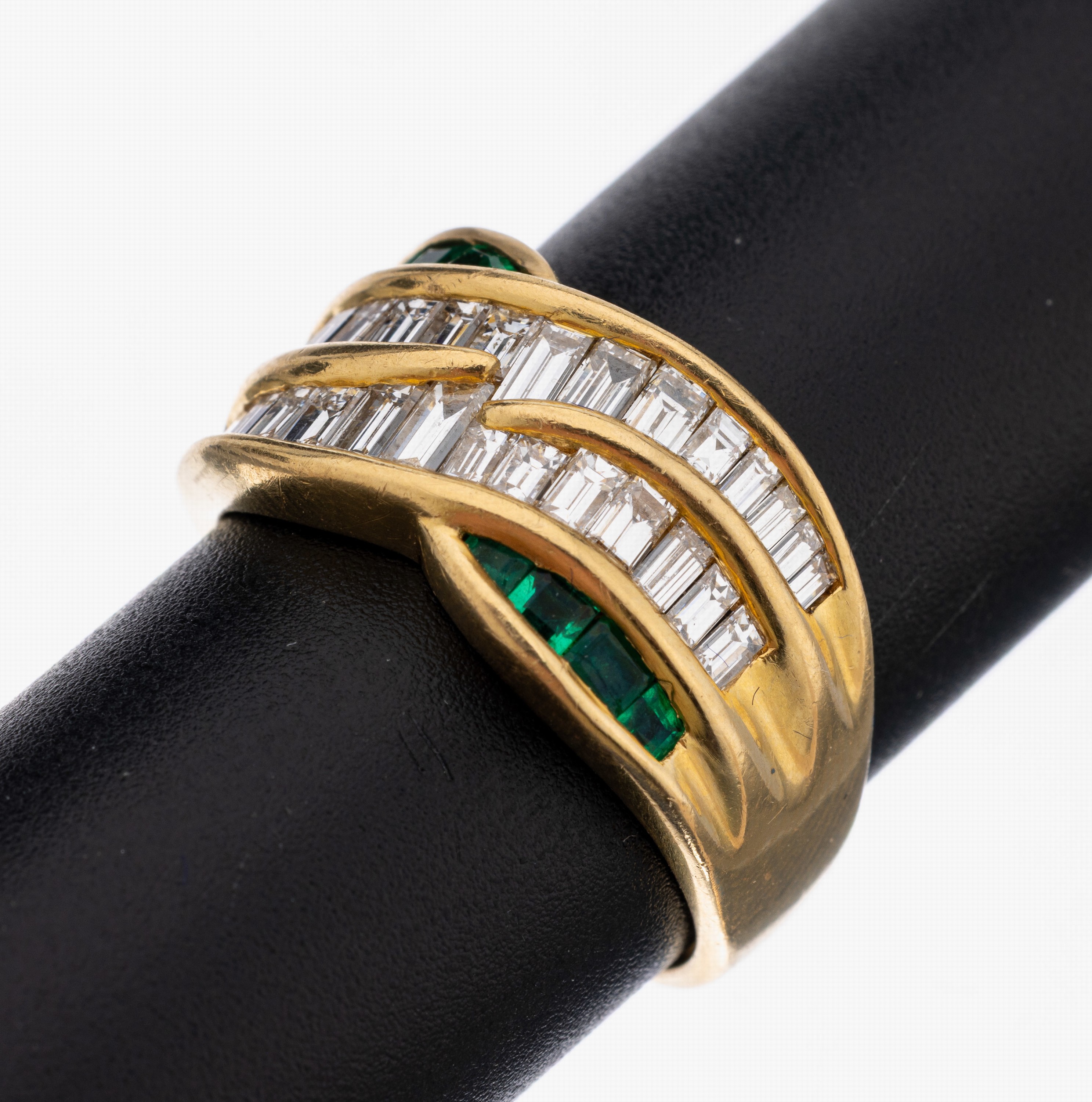 18 kt Gold Diamant-Smaragd-Ring, GG 750/000, 2 rhg. bes. mit 40 Diamantbaguettes zus. ca. 1.70 ct Weiß/si, 8 Smaragd-Carrees zus. ca. 0.18 ct, RW ...