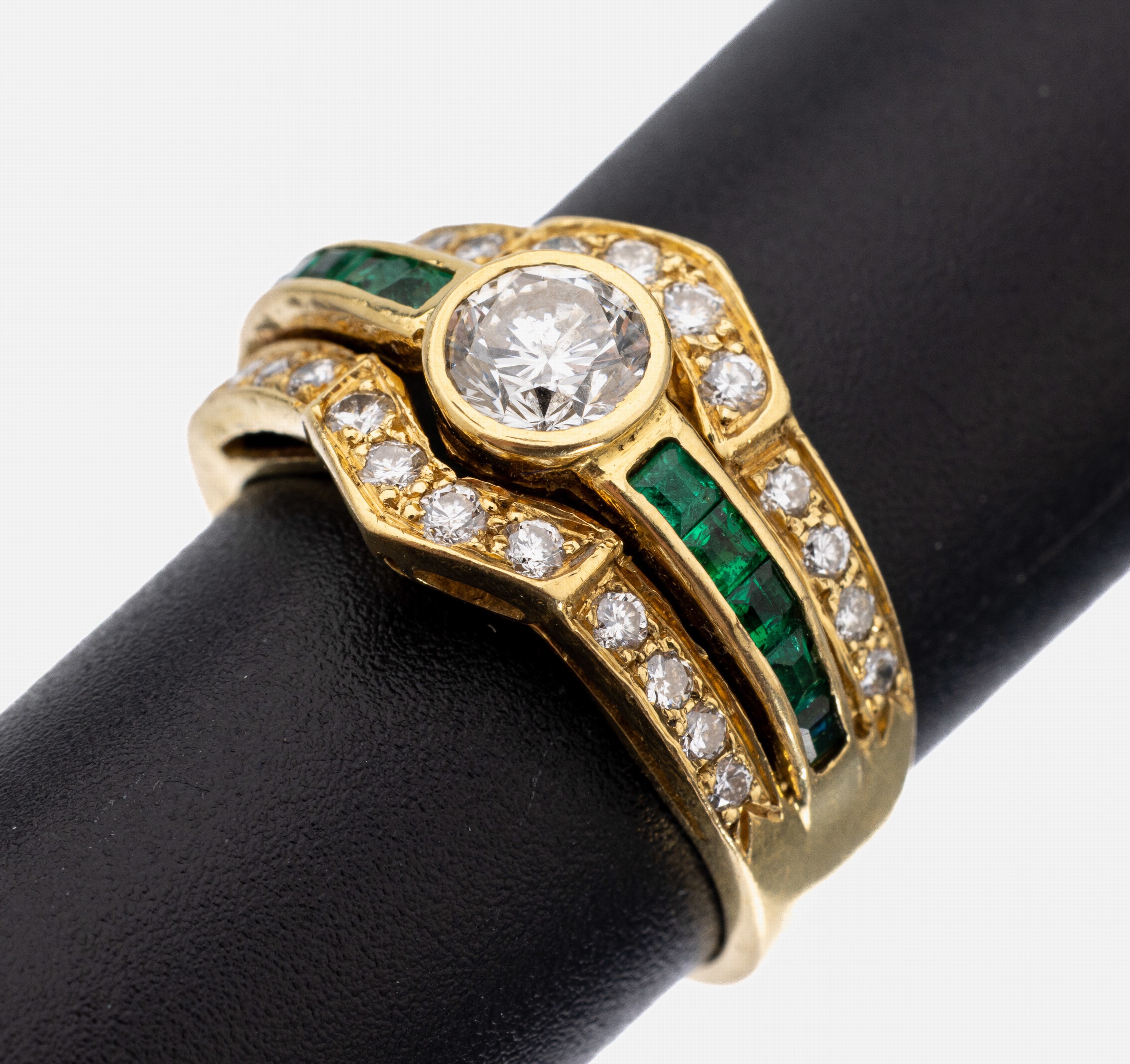 18 kt Gold Brillant-Smaragd-Ring, GG 750/000, 3 rhg., mittig Brillant ca. 0.40 ct Weiß/si, 24 Brillanten zus. ca. 0.32 ct Weiß/si, 10 ...