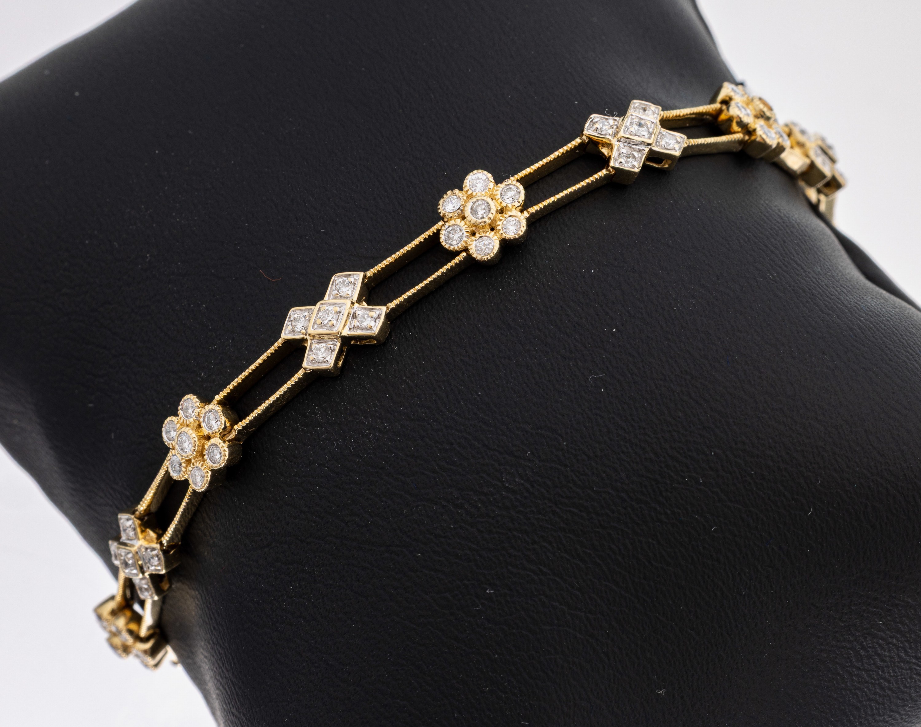14 kt Gold Brillant-Armband, GG 585/000, 2 rhg., mit Blüten und Kreuz Elementen bes. mit 88 Brillanten (1 Brillant fehlt) zus. ca. 1.09 ct (grav.) ...