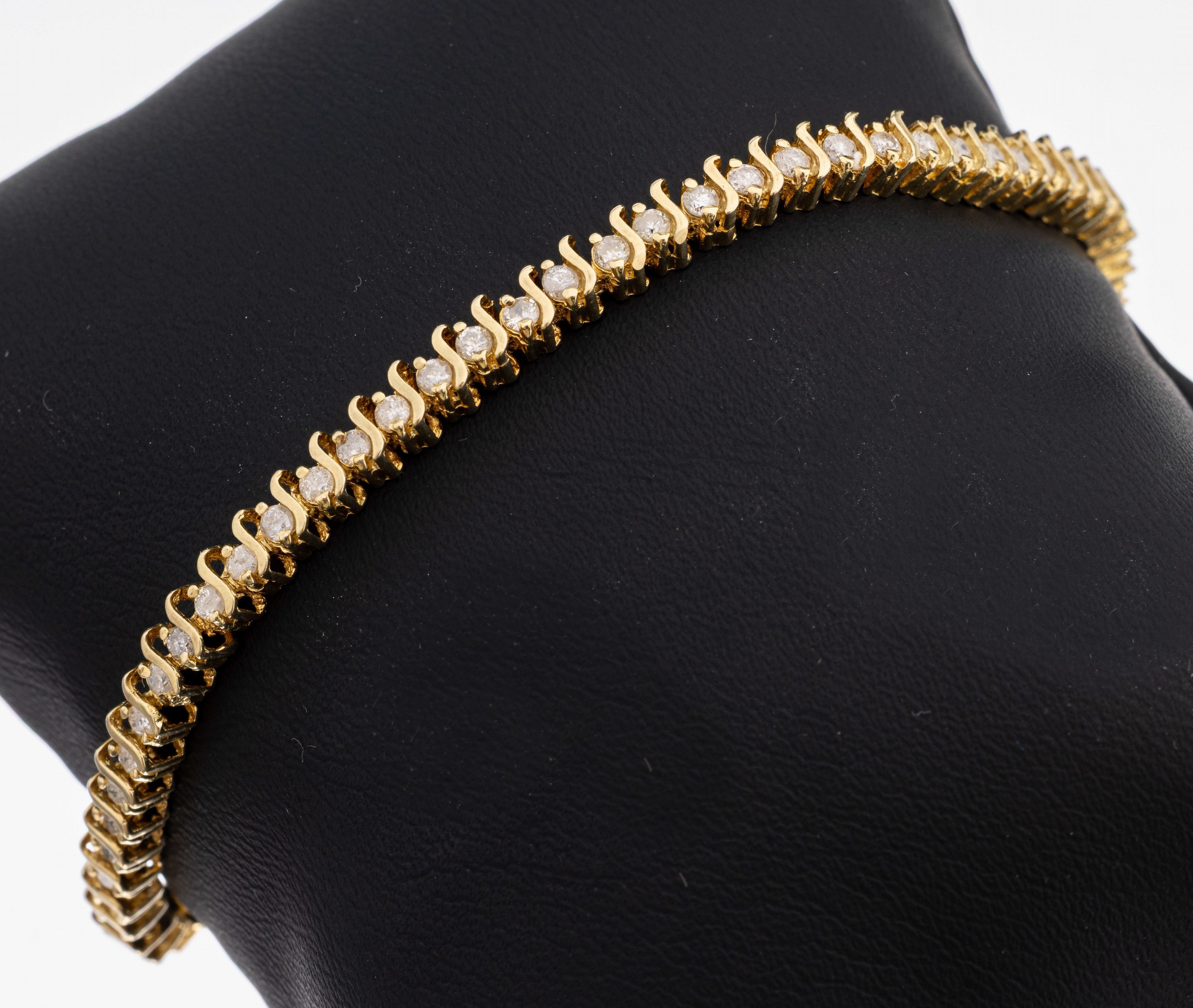 14 kt Gold Brillant-Armband, GG 585/000, 62 Brillanten zus. ca. 1.24 ct Weiß/p3, L. ca.18 cm, Steckschließe mit Sicherheitsacht, ca. 9.5 g