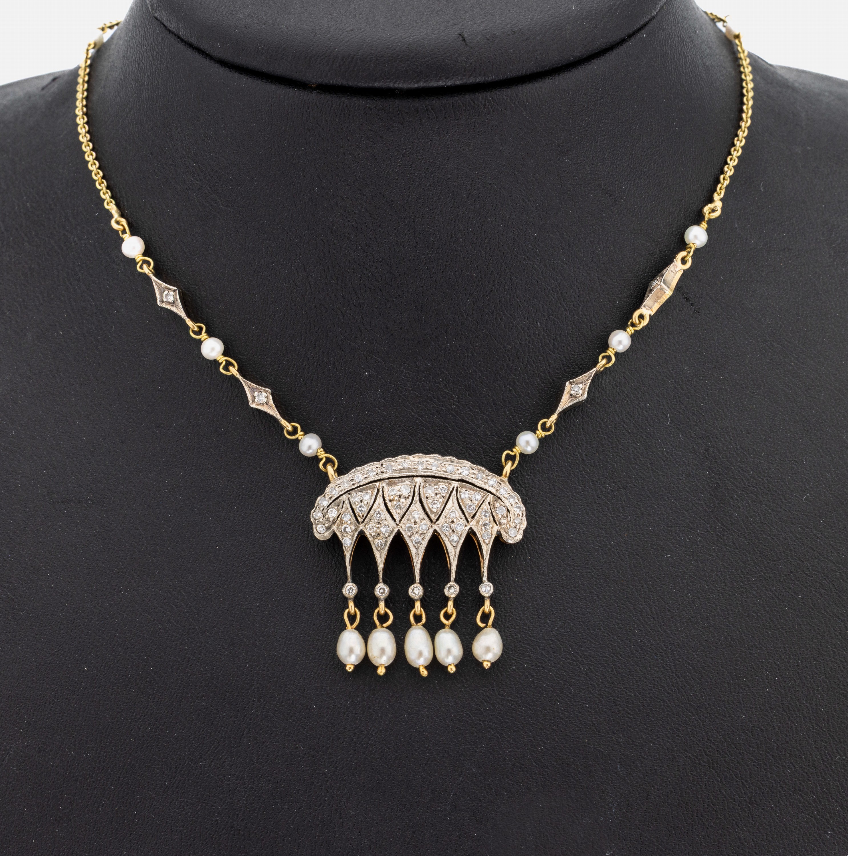 14 kt Gold Art-Deco Diamant-Perl-Collier, um 1920/30, GG 585/000 und Platin, Mittelteil mit 60 Diamanten zus. ca. 0.40 ct Weiß/p, zeittyp. in ...