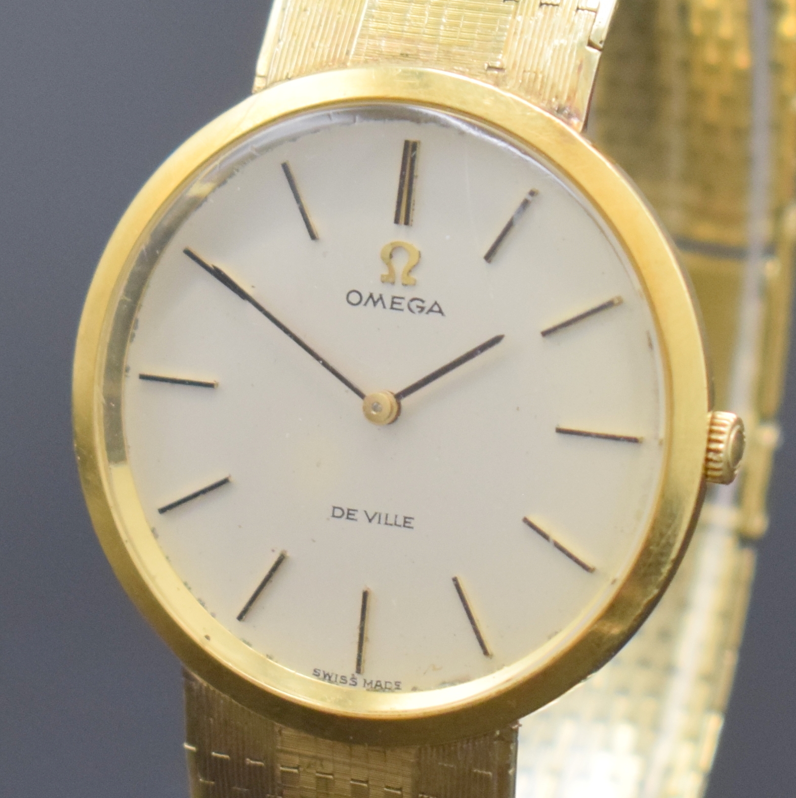 Detail a: OMEGA De Ville Herrenarmbanduhr in GG 750/000 an neutralem GG 585/000 Band Referenz 111.067, Schweiz um 1968, Handaufzug, 2-teil. Gehäuse, Glasrand ...