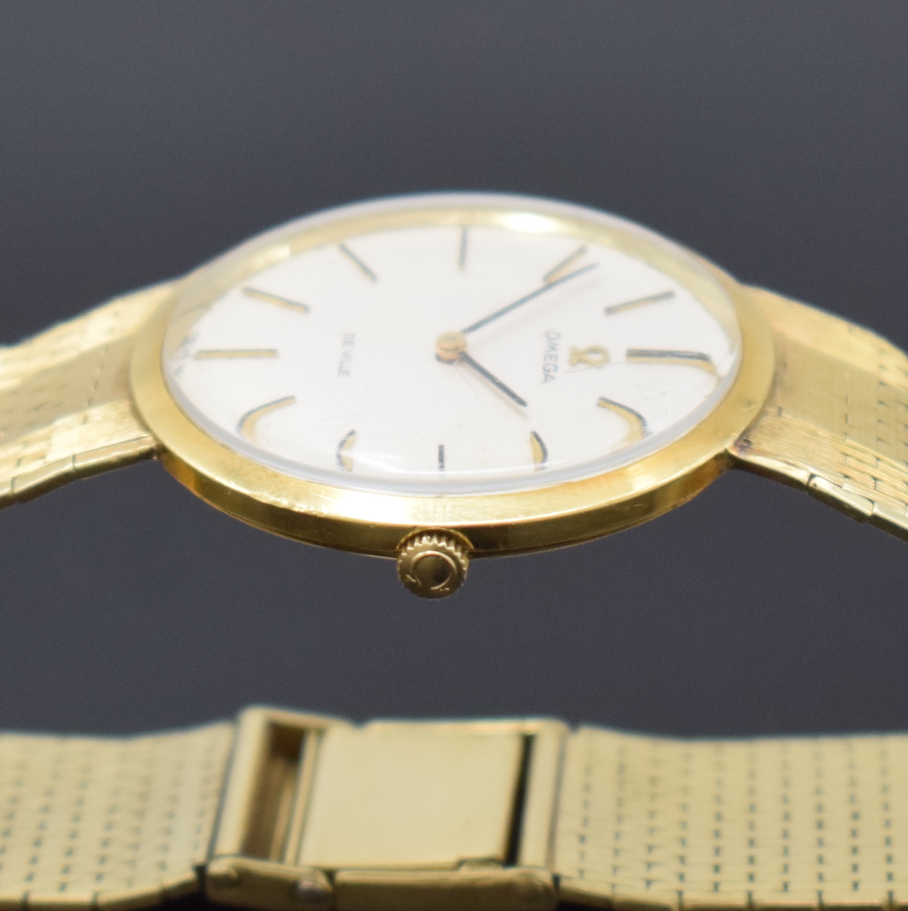 Detail c: OMEGA De Ville Herrenarmbanduhr in GG 750/000 an neutralem GG 585/000 Band Referenz 111.067, Schweiz um 1968, Handaufzug, 2-teil. Gehäuse, Glasrand ...