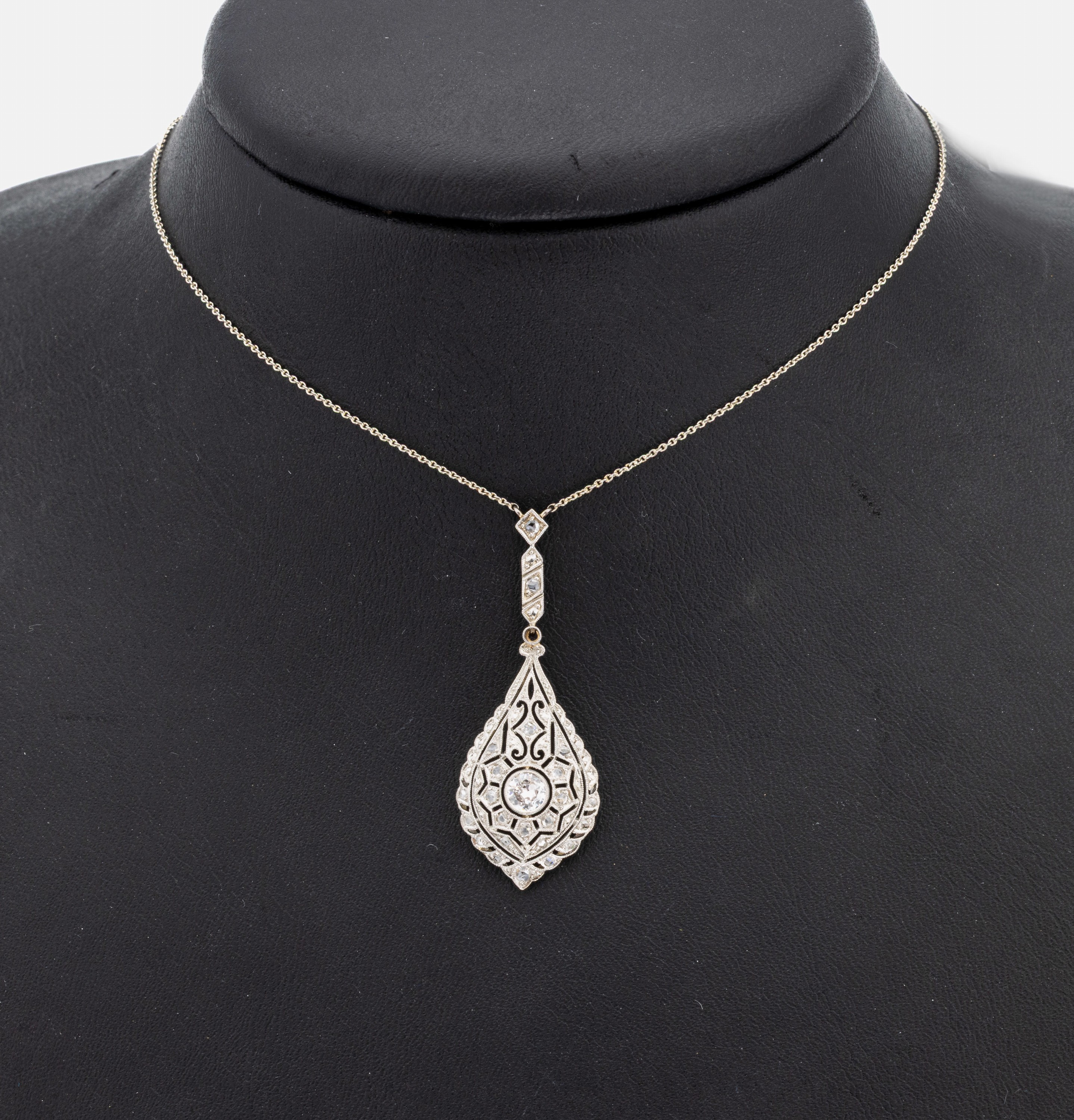18 kt Gold Art-Deco Diamant-Collier, um 1920/30, WG 750/000, Mittelteil bes. mit einem Altschliffdiamant ca. 0.22 ct Weiß/si, 30 Diamantrosen zus. ...