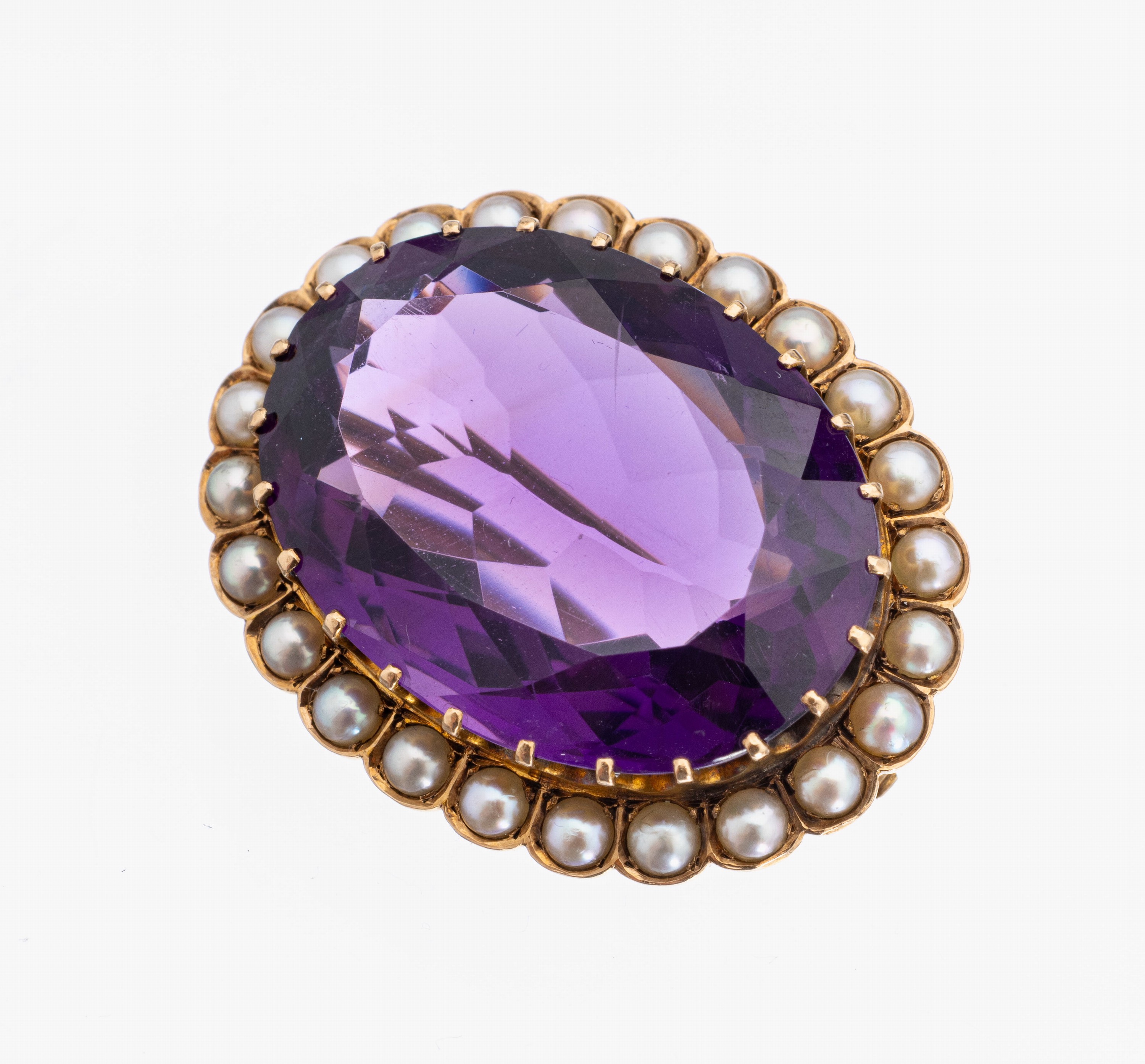14 kt Gold Amethyst-Perl-Brosche, Idar- Oberstein um 1900, GG 585/000, ovalfacett. Amethyst von guter Farbe, Kranz aus Halbperlchen, ca. 12.7 g, ca. ...