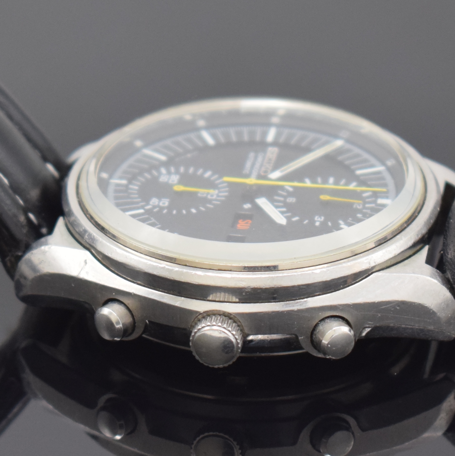 Detail b: SEIKO Schaltradchronograph in Stahl Referenz 6138-3002, Japan um 1975, Automatik, Boden verschr., Mineralglas, schwarzes Zifferbl., Leuchtindizes und ...