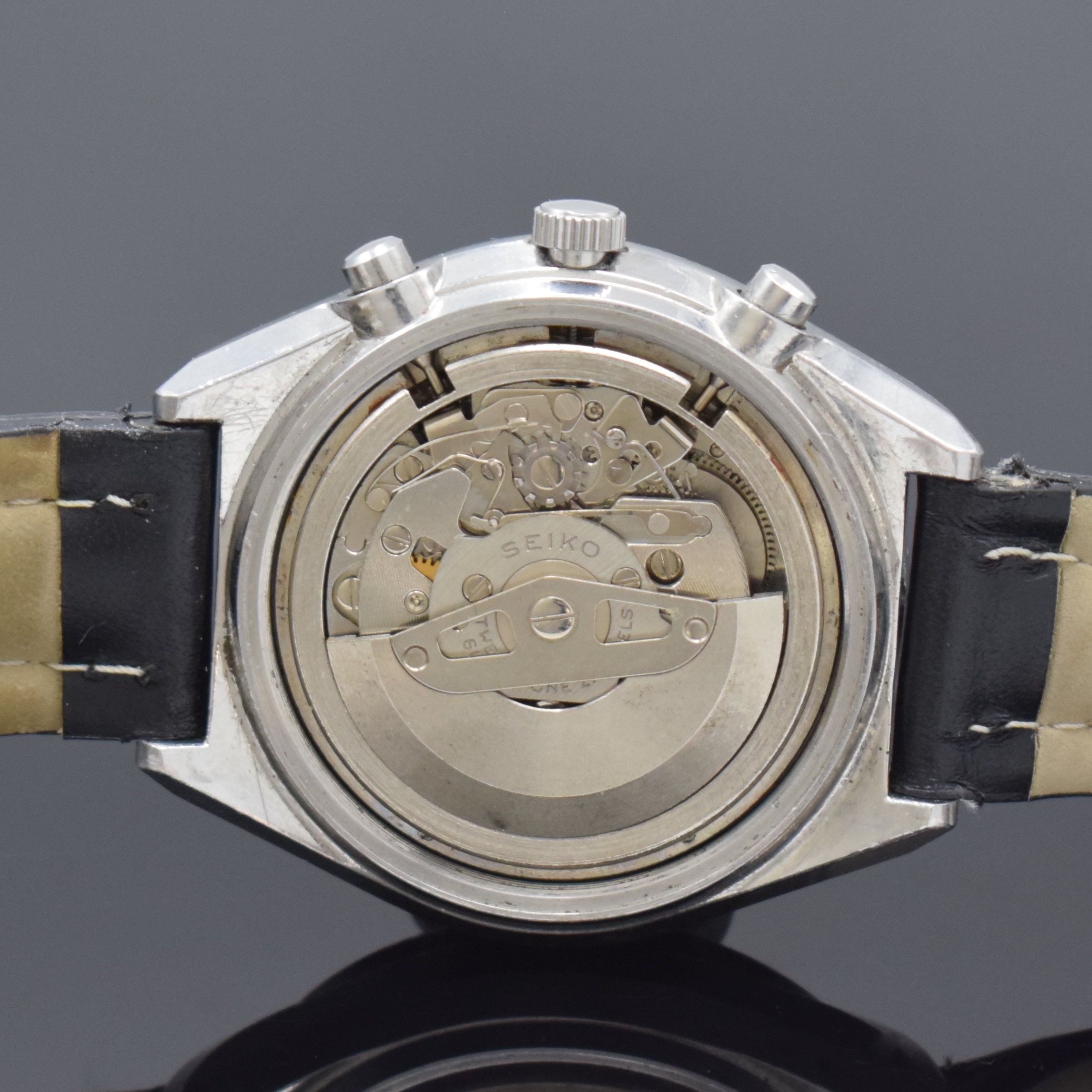 Detail d: SEIKO Schaltradchronograph in Stahl Referenz 6138-3002, Japan um 1975, Automatik, Boden verschr., Mineralglas, schwarzes Zifferbl., Leuchtindizes und ...