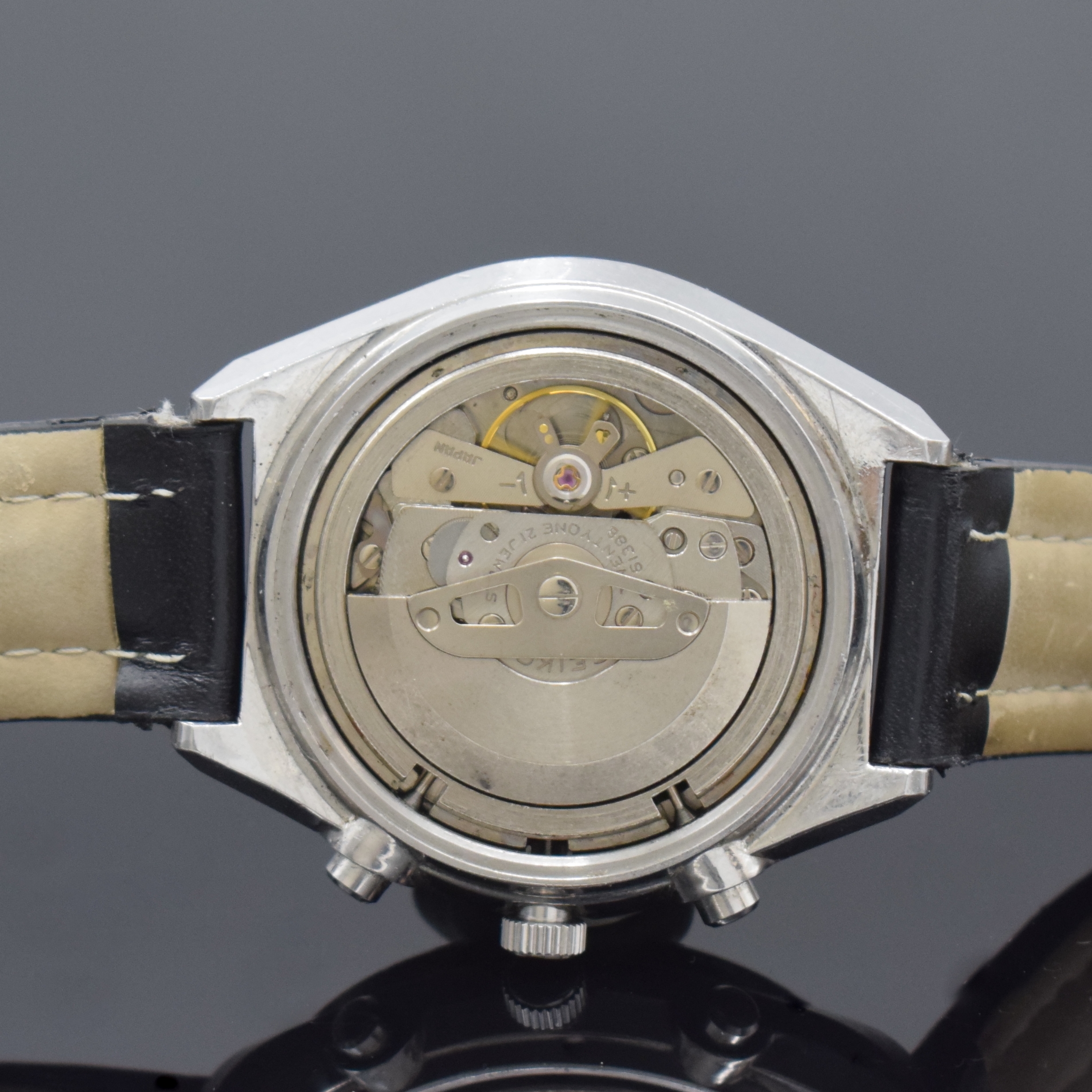 Detail e: SEIKO Schaltradchronograph in Stahl Referenz 6138-3002, Japan um 1975, Automatik, Boden verschr., Mineralglas, schwarzes Zifferbl., Leuchtindizes und ...