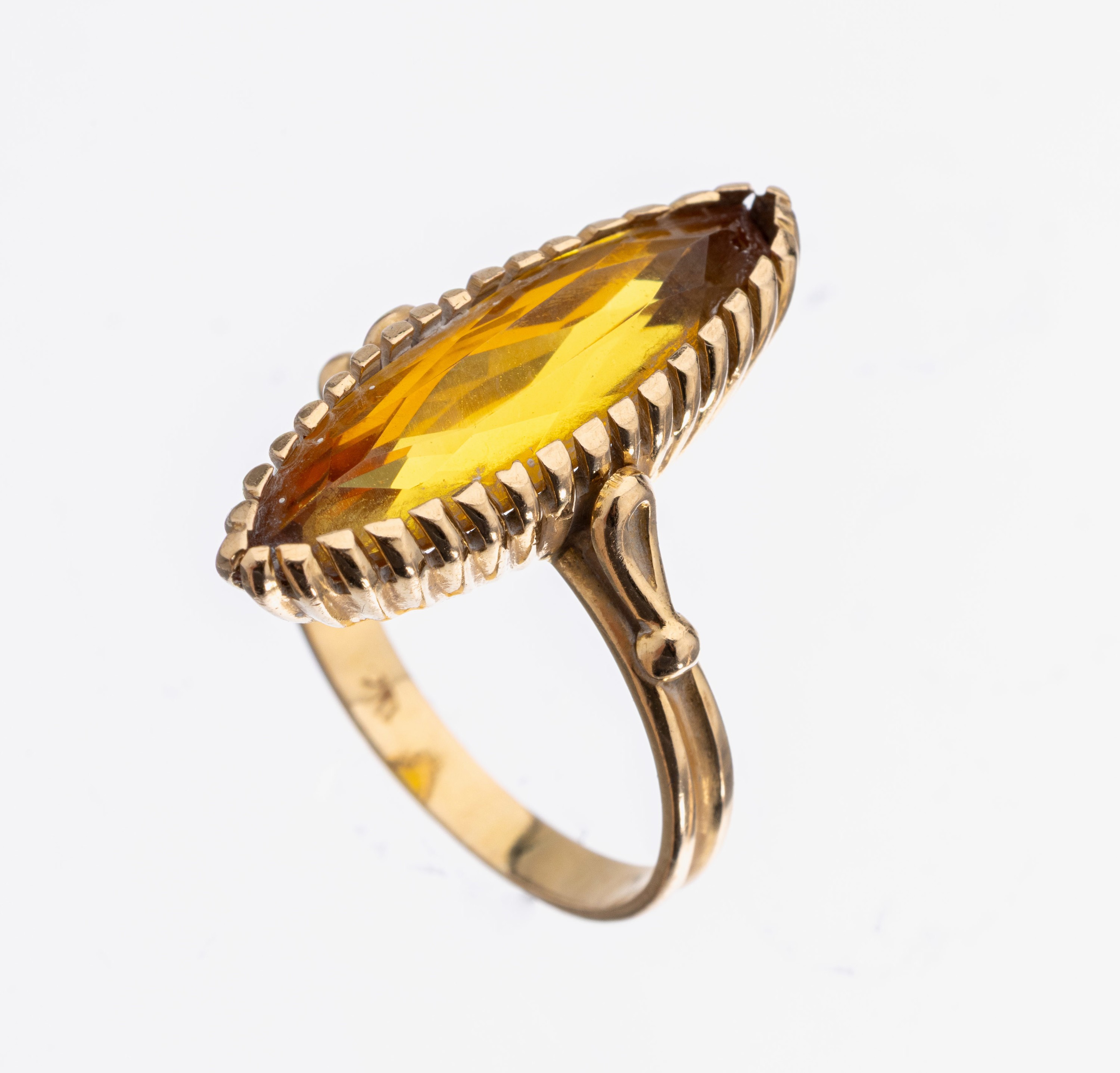 18 kt Gold Citrin-Ring, um 1900, GG 750/000, Schiffchenform, facett. Citrin- Navette, ca. 6.4 g, RW 59