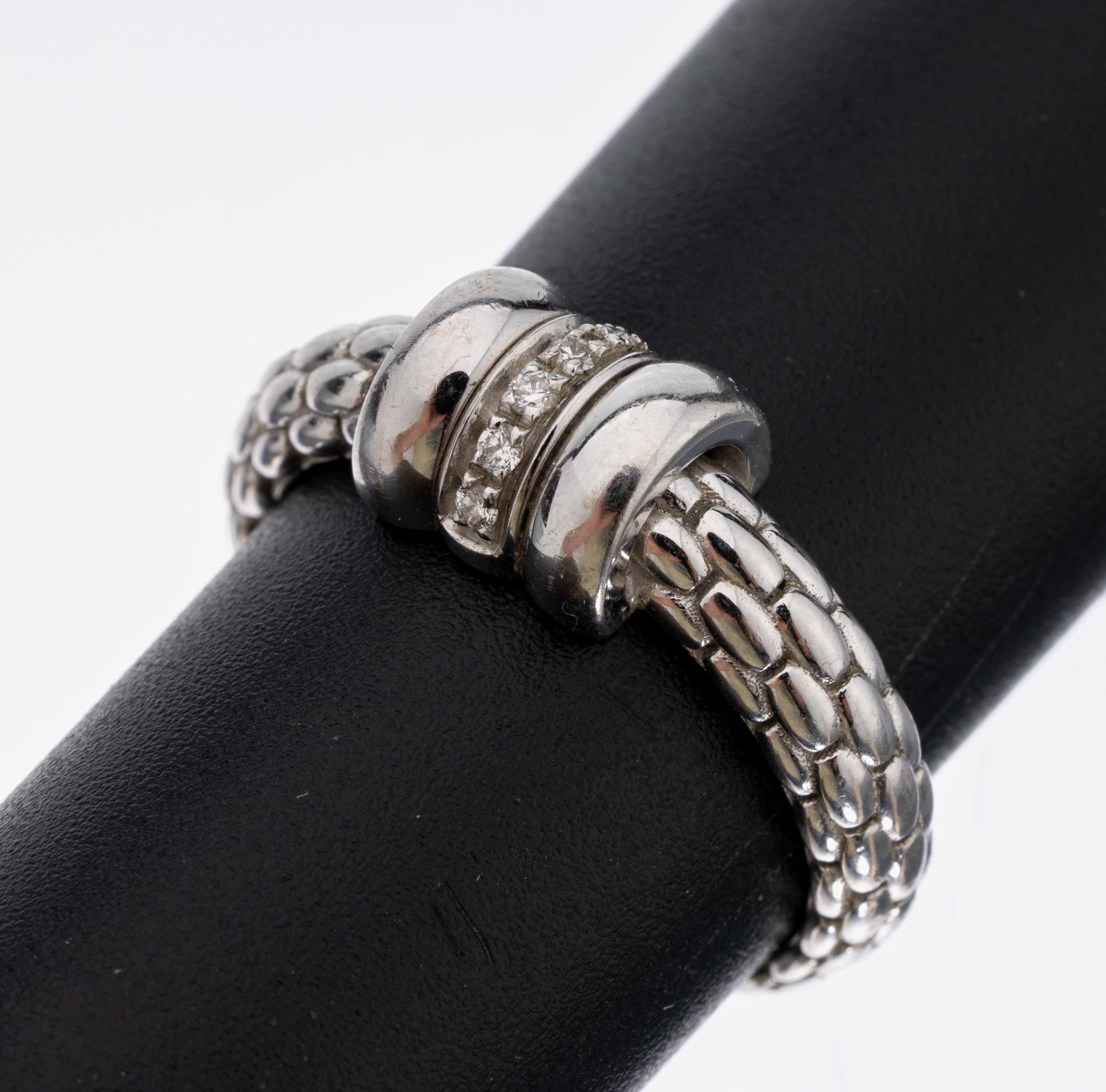 18 kt Gold Brillant-Ring, WG 750/000, 6 Brillanten zus. ca. 0.05 ct (grav.) Weiß/si, Flechtoptik, ca. 5.0 g, RW 53